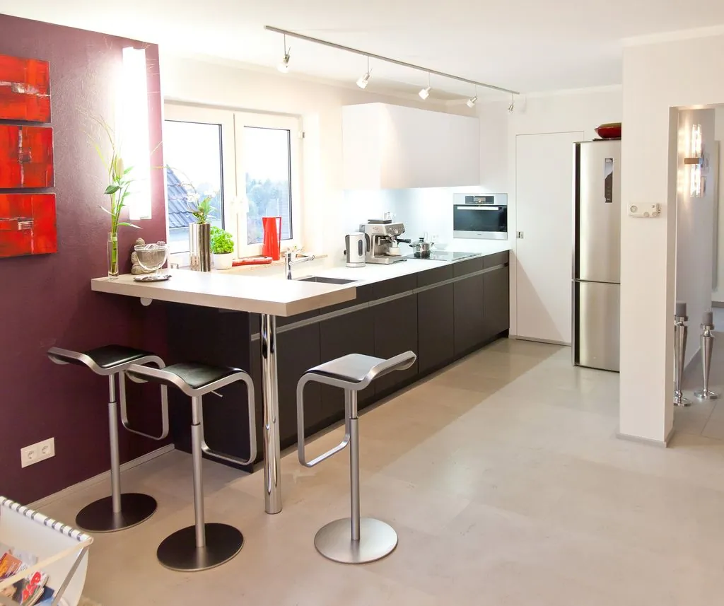 Grifflose Küche – Moderne Leicht Küche mit Glasarbeitsplatte und Theke