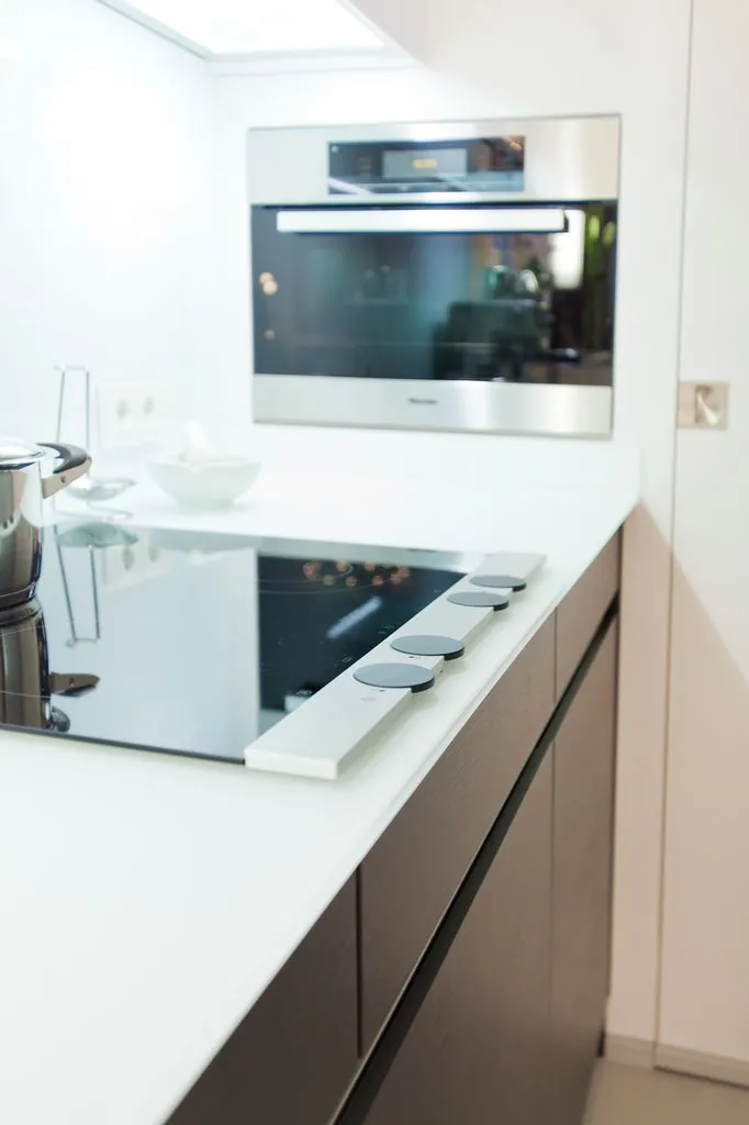 Grifflose Küche – Moderne Leicht Küche mit Glasarbeitsplatte und Theke