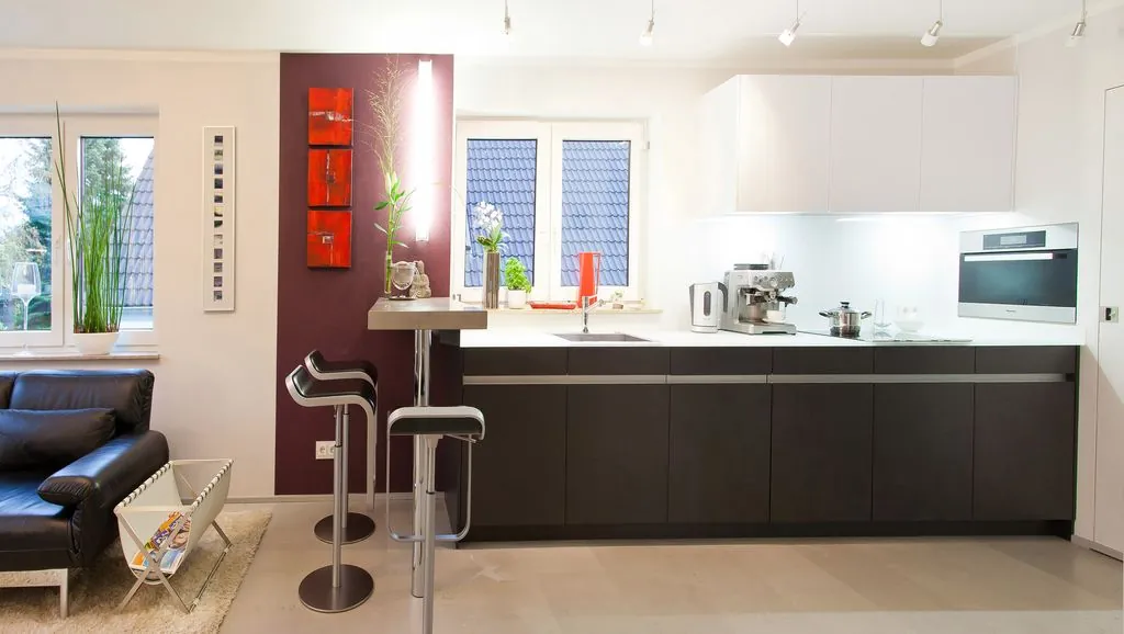 Grifflose Küche – Moderne Leicht Küche mit Glasarbeitsplatte und Theke
