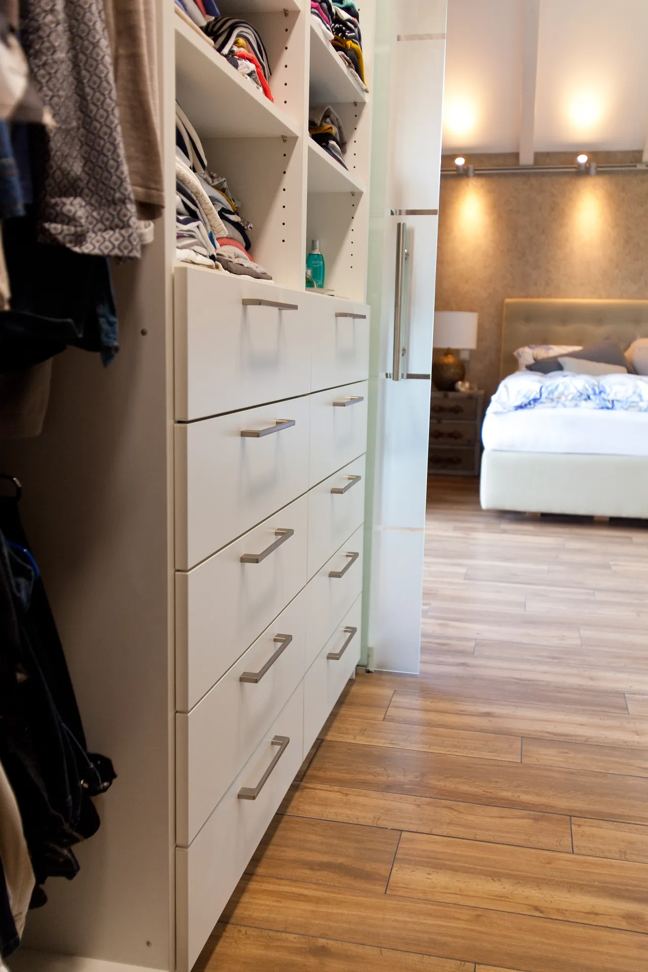 Stauraumlösung – Begehbarer Kleiderschrank mit viel Stauraum