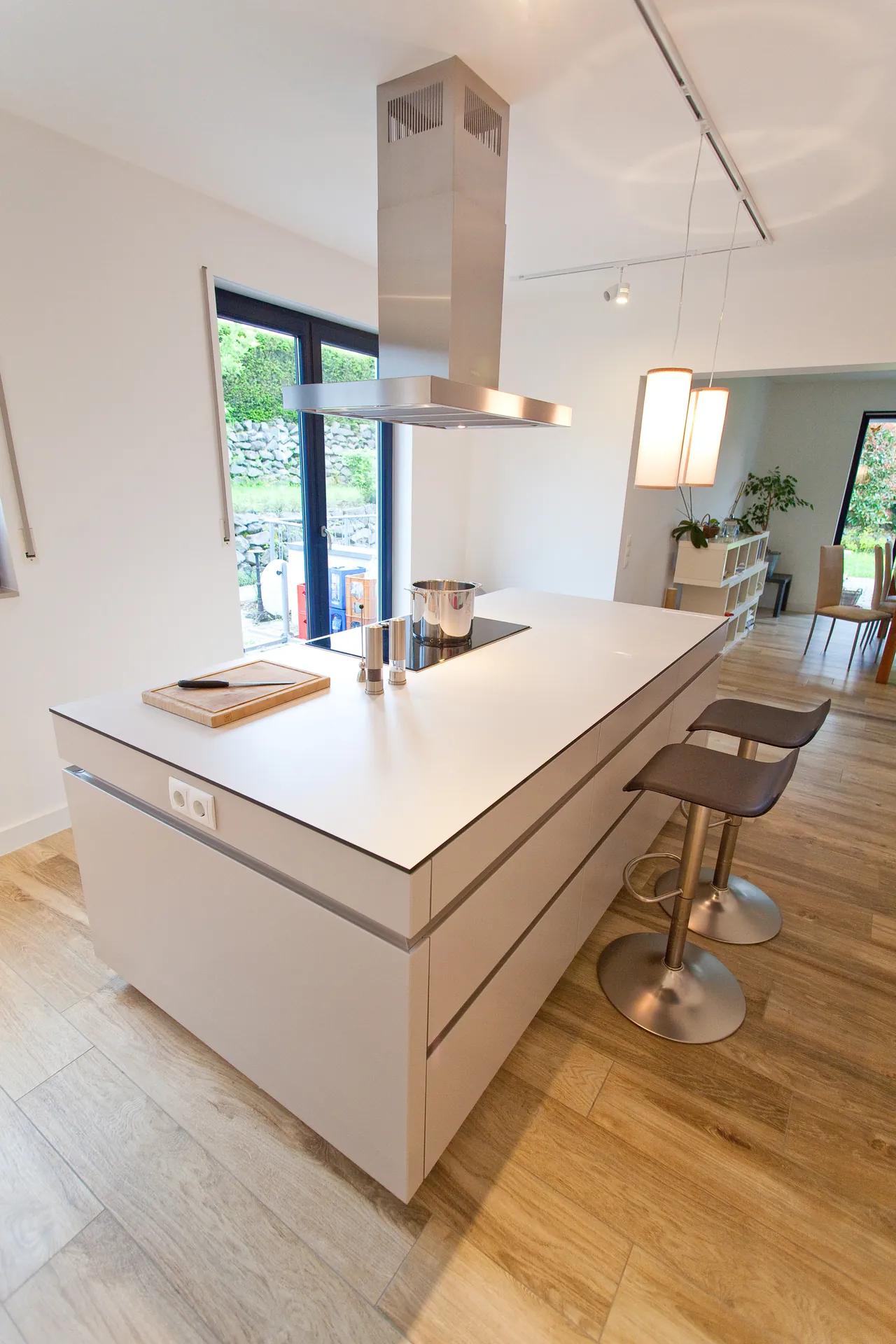 Designküche mit Kochinsel – Grifflose Leicht Küche in Grau