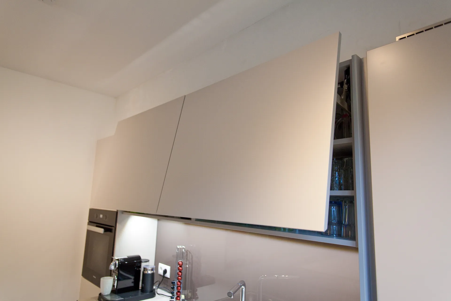 Designküche mit Kochinsel – Grifflose Leicht Küche in Grau