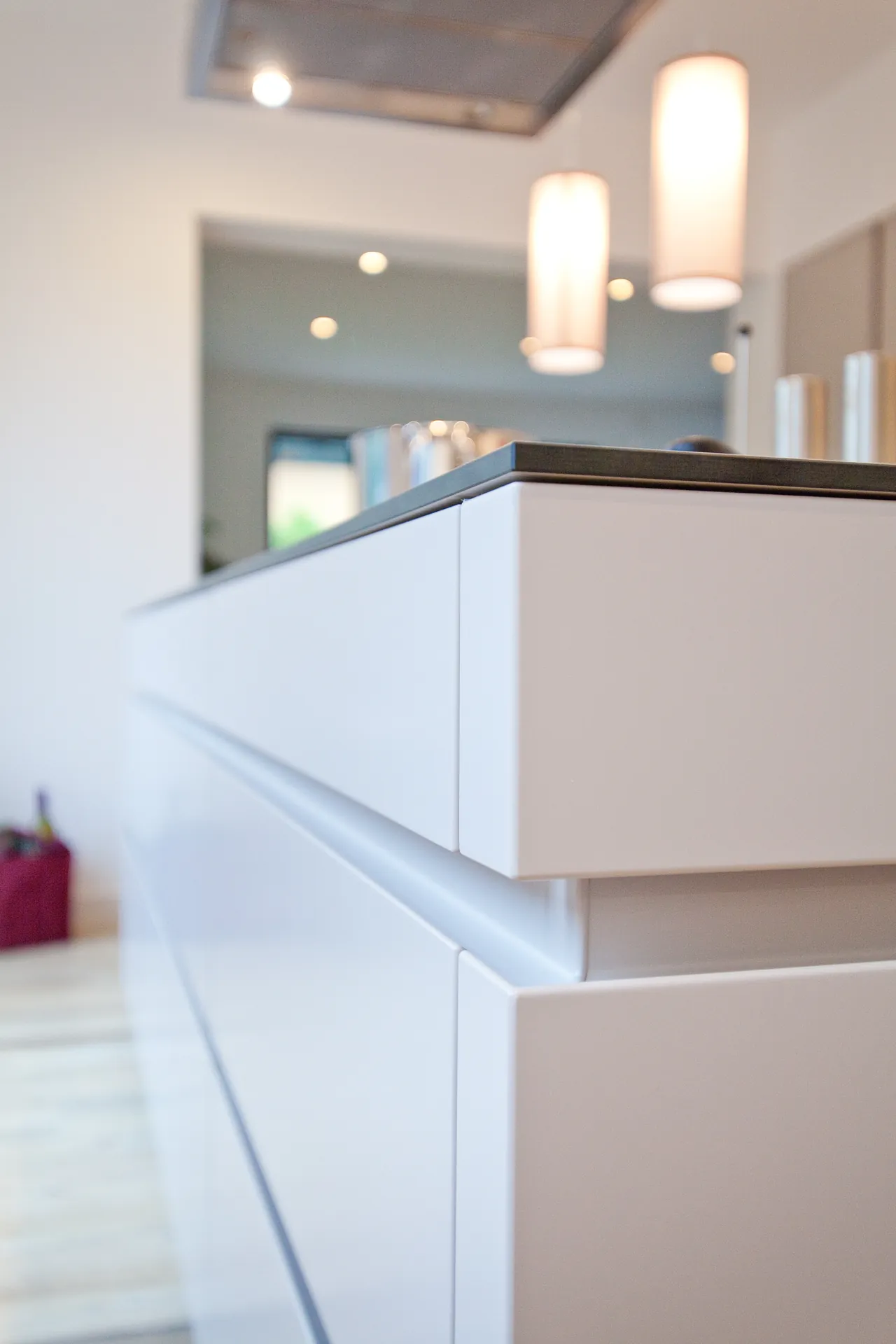 Designküche mit Kochinsel – Grifflose Leicht Küche in Grau