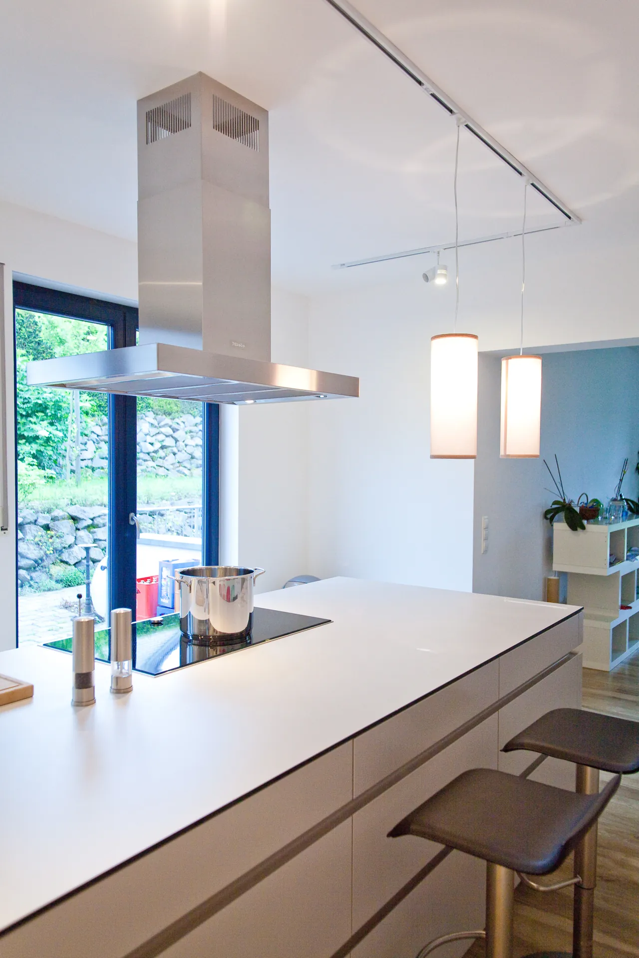 Designküche mit Kochinsel – Grifflose Leicht Küche in Grau