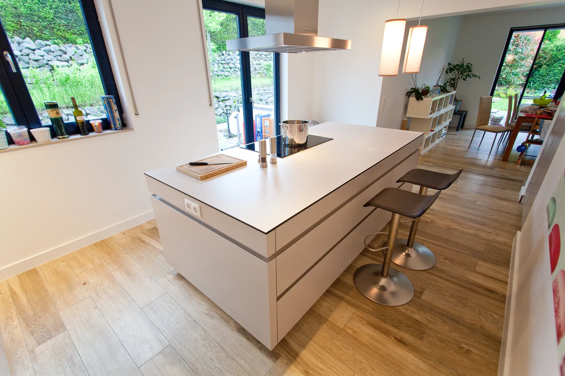 Designküche mit Kochinsel – Grifflose Leicht Küche in Grau