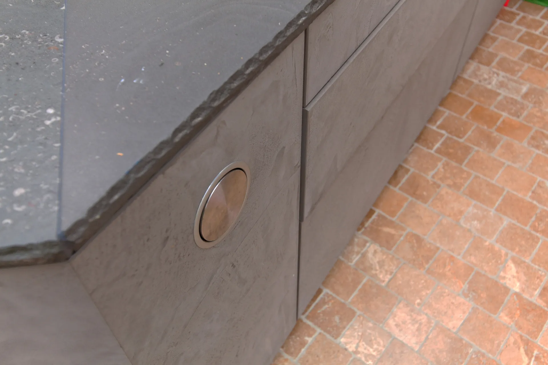 Designküche in Betonoptik – Grauwacke-Arbeitsplatte und markante Fronten