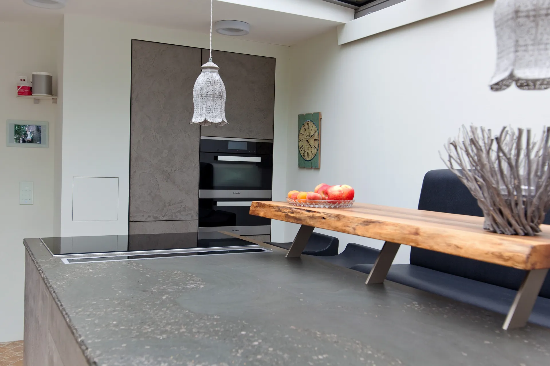 Designküche in Betonoptik – Grauwacke-Arbeitsplatte und markante Fronten