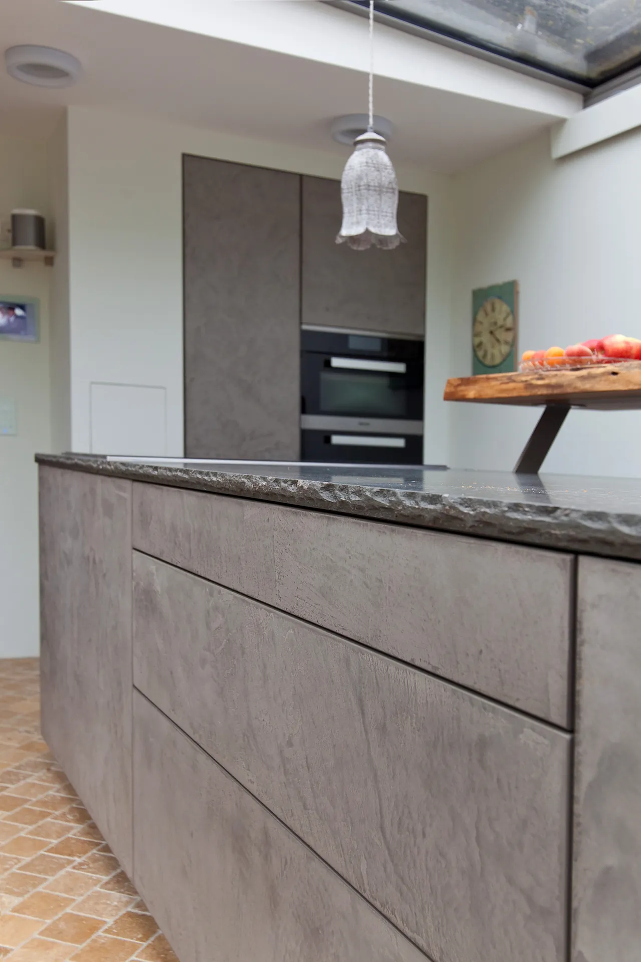 Designküche in Betonoptik – Grauwacke-Arbeitsplatte und markante Fronten