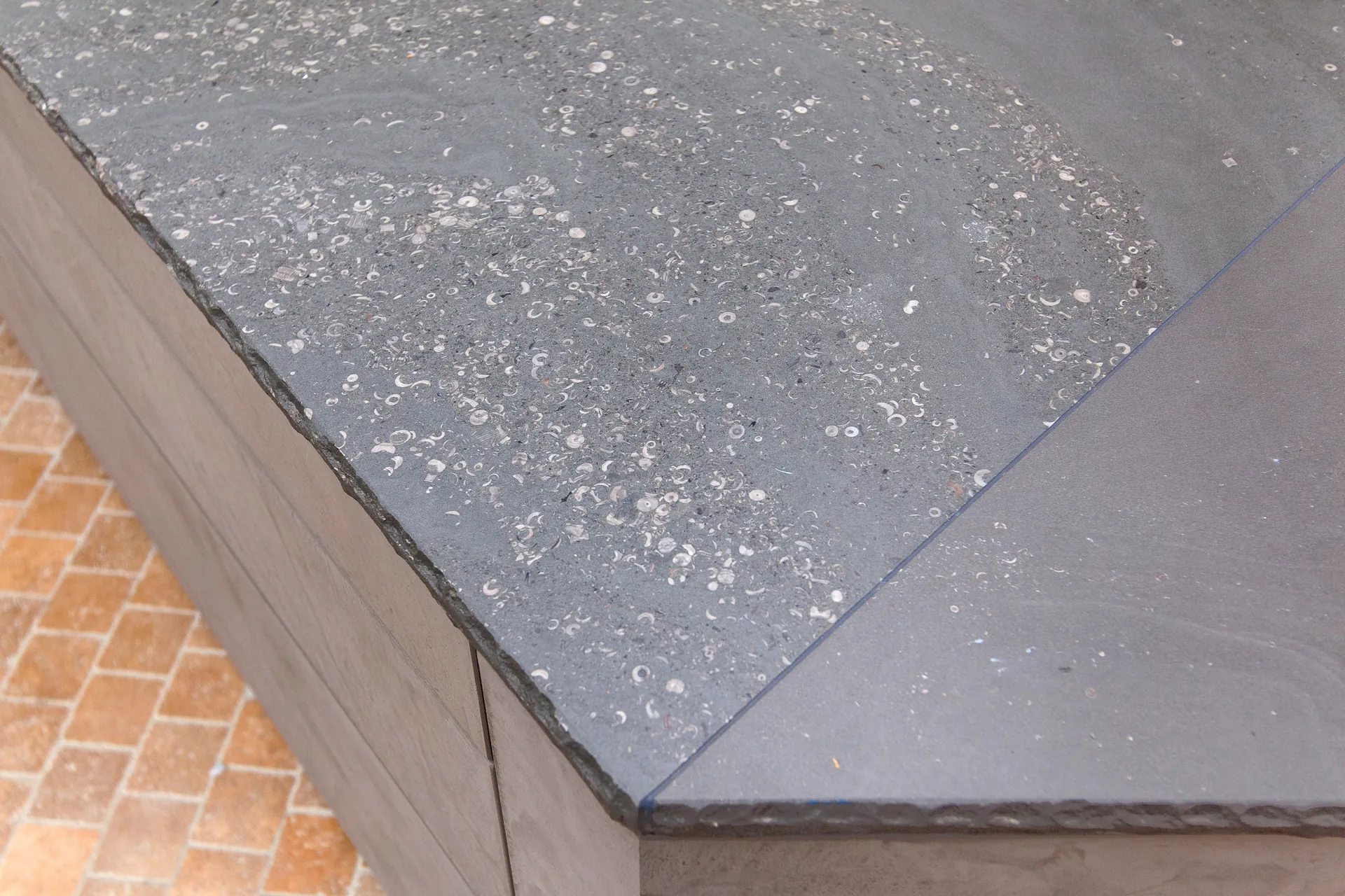 Designküche in Betonoptik – Grauwacke-Arbeitsplatte und markante Fronten