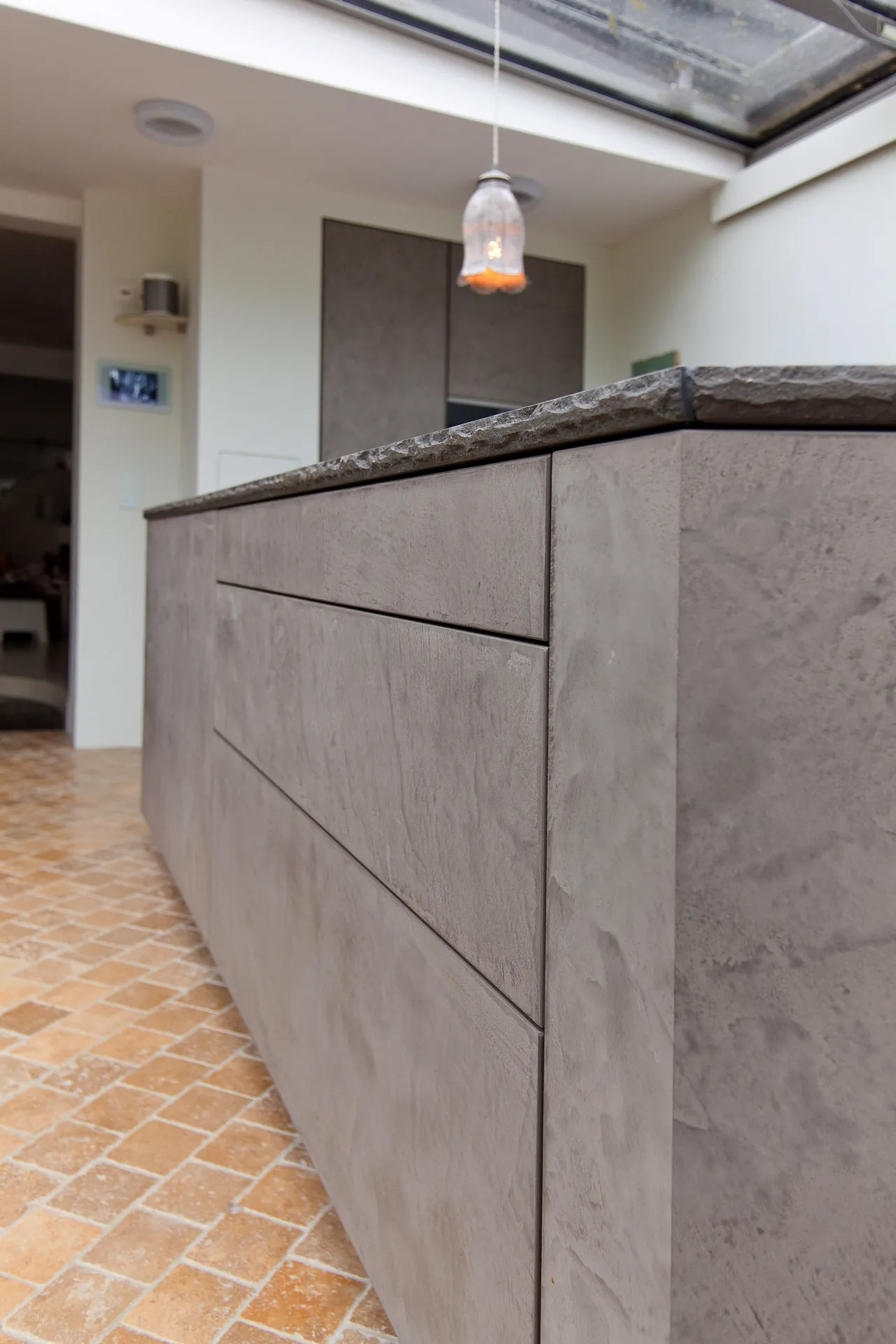 Designküche in Betonoptik – Grauwacke-Arbeitsplatte und markante Fronten