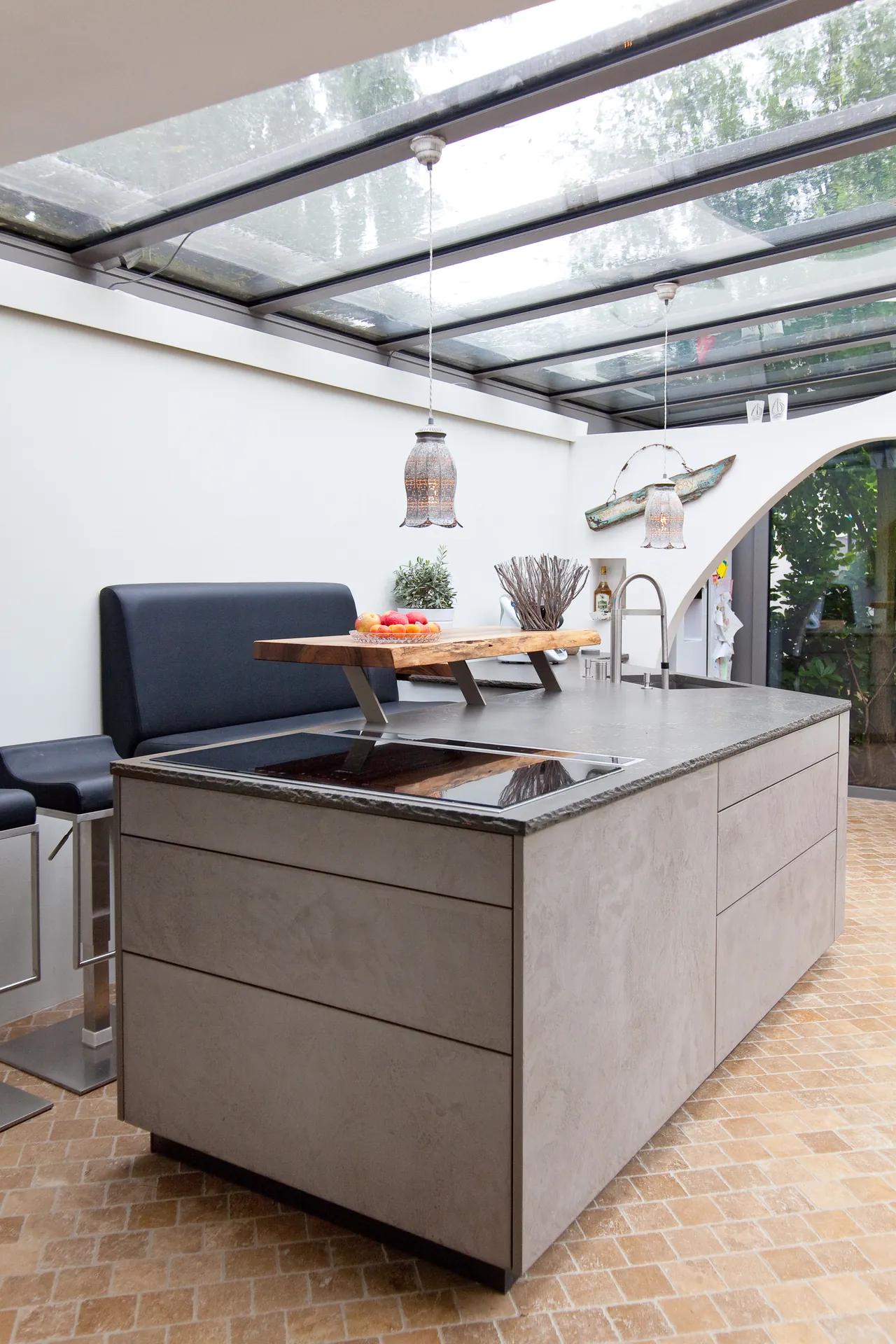 Designküche in Betonoptik – Grauwacke-Arbeitsplatte und markante Fronten