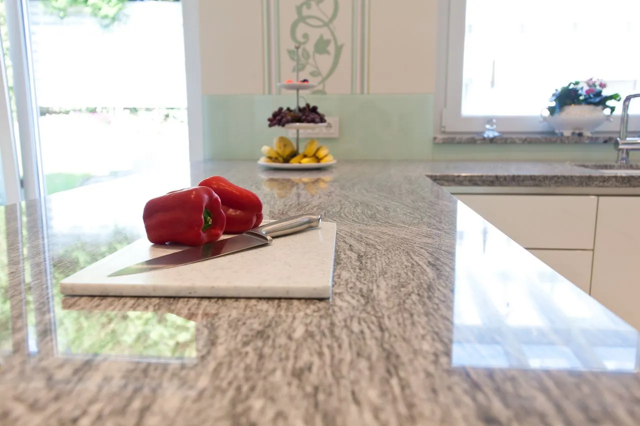 Grifflose Küche – Granit-Arbeitsplatte mit weißen Fronten