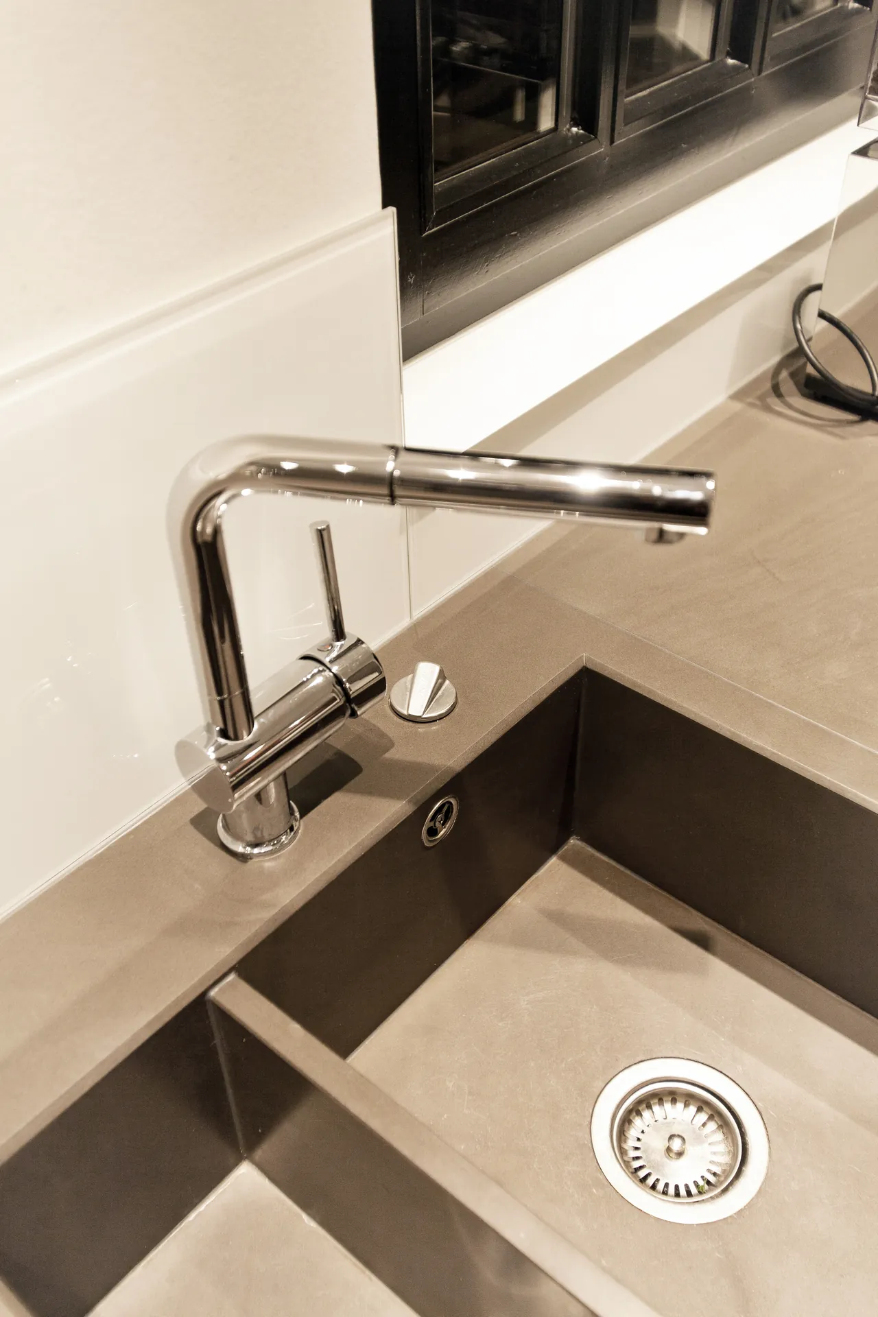 Designküche – Grifflose weiße Küche mit markanter Grauwacke-Arbeitsplatte