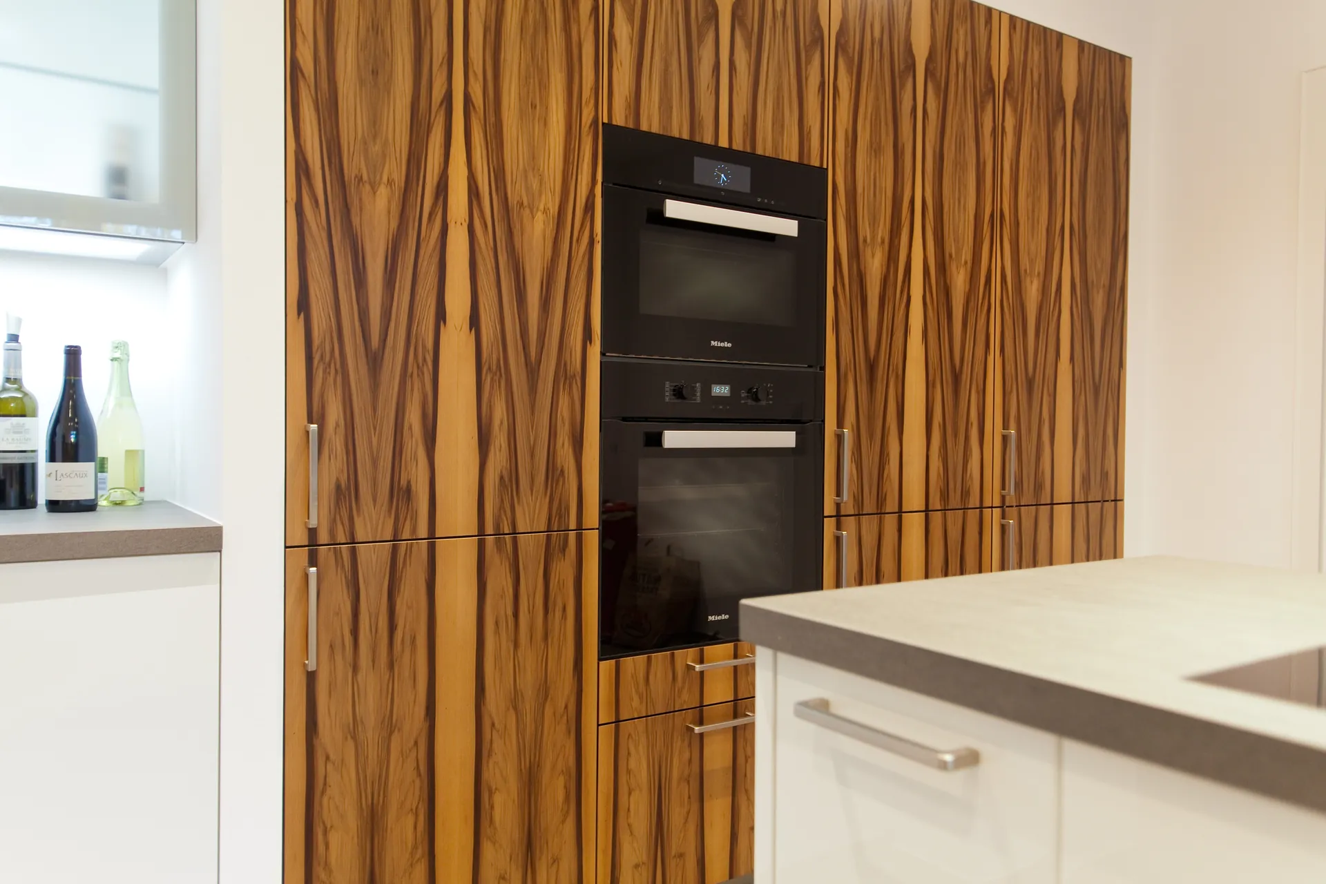 Designküche in U-Form – Naturstein und Holzfronten stilvoll kombiniert