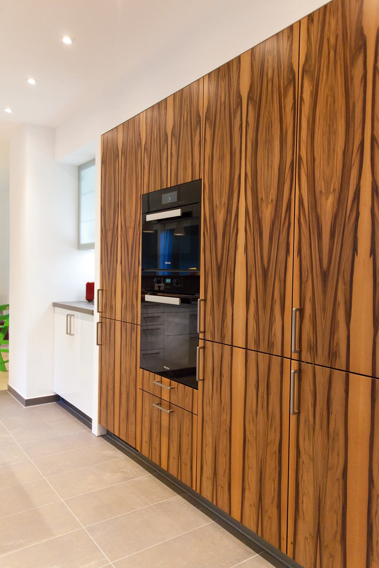 Designküche in U-Form – Naturstein und Holzfronten stilvoll kombiniert