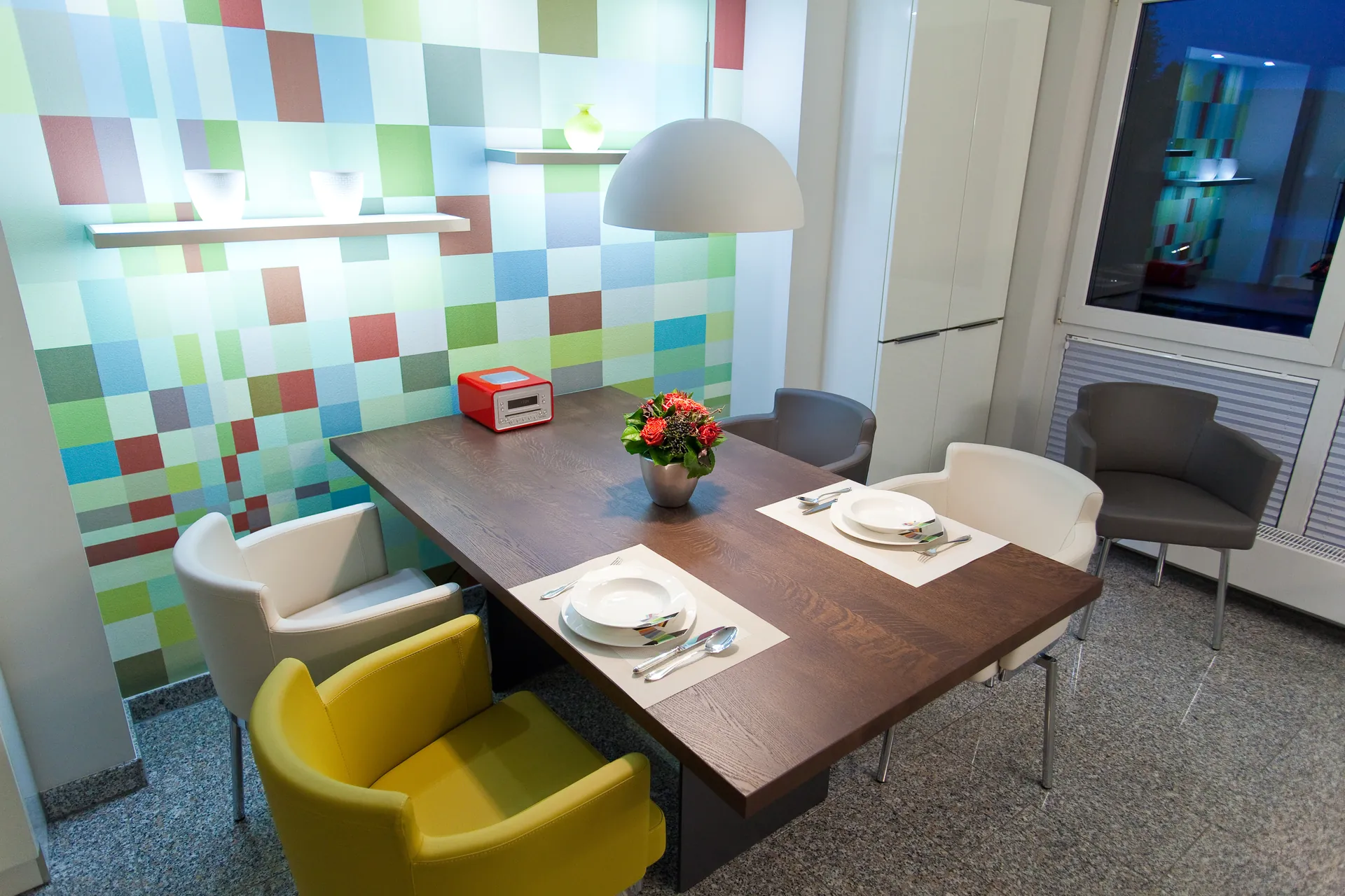 Designküche in Weiß – Küchenblock mit Granit-Arbeitsplatte