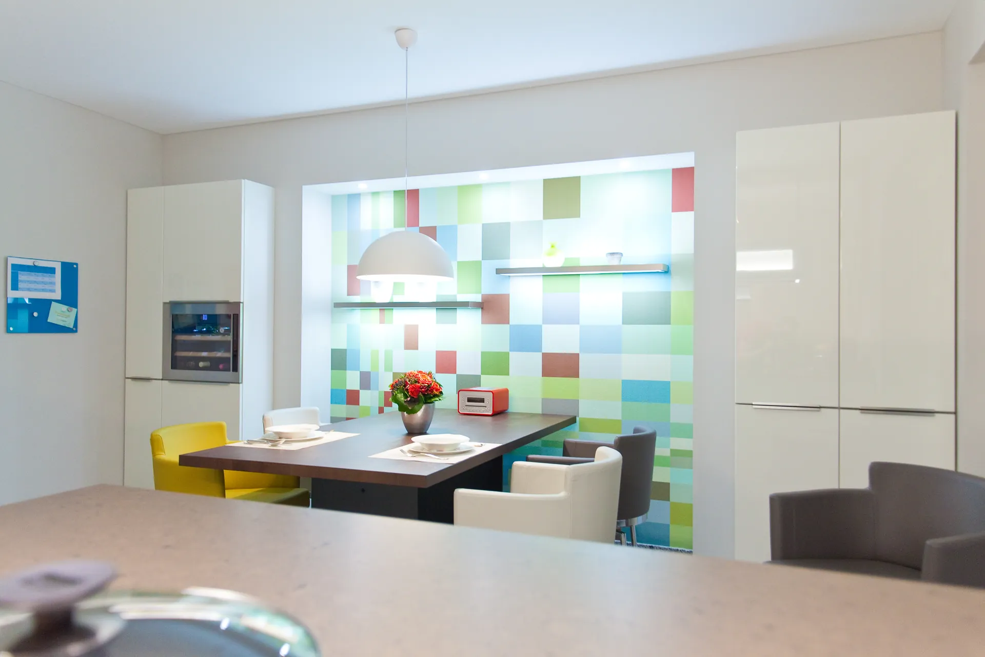 Designküche in Weiß – Küchenblock mit Granit-Arbeitsplatte