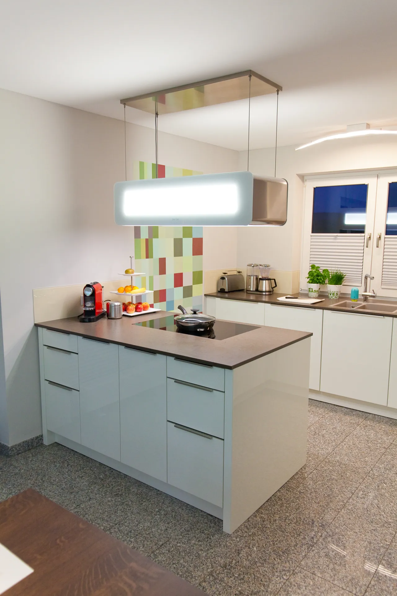 Designküche in Weiß – Küchenblock mit Granit-Arbeitsplatte