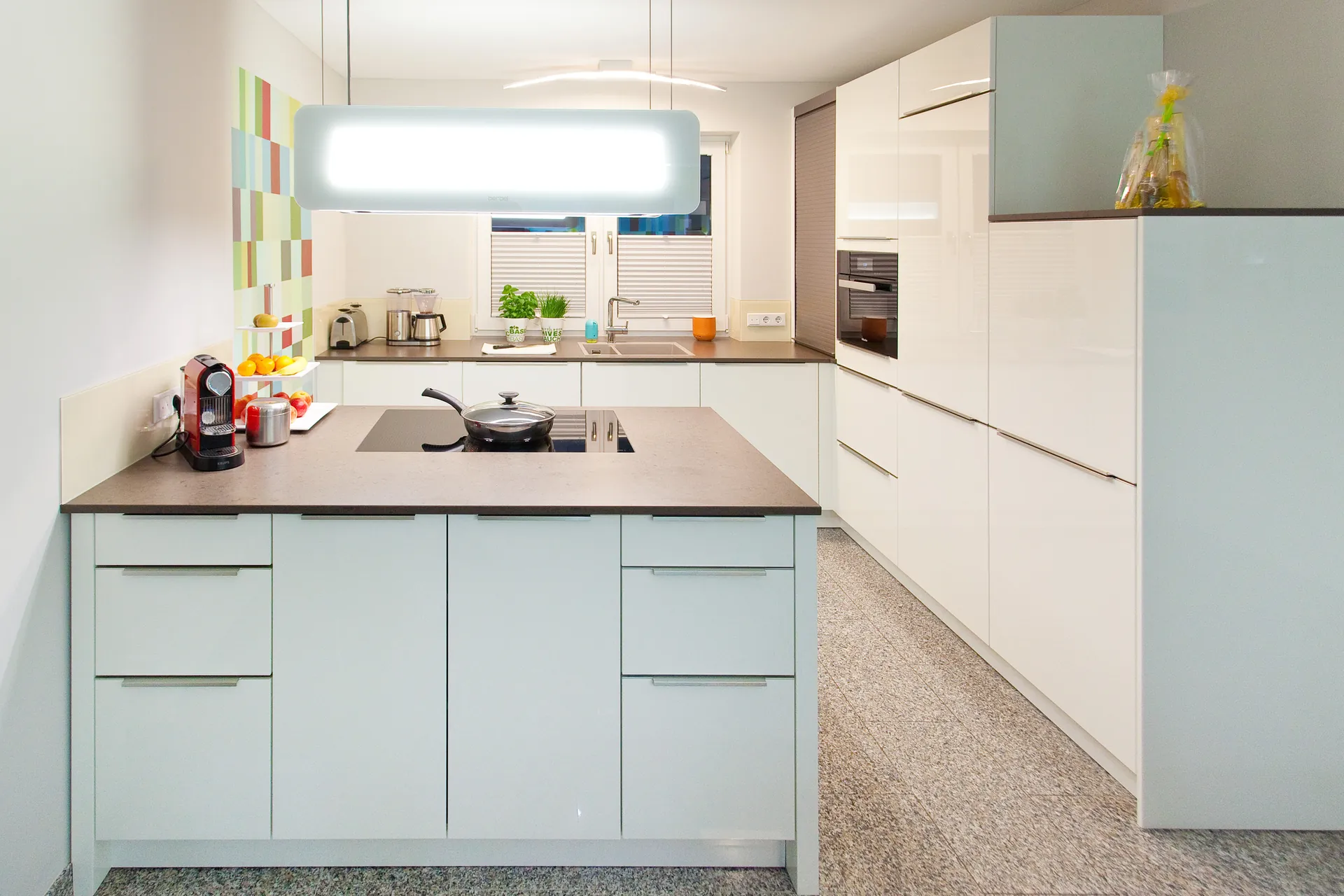 Designküche in Weiß – Küchenblock mit Granit-Arbeitsplatte