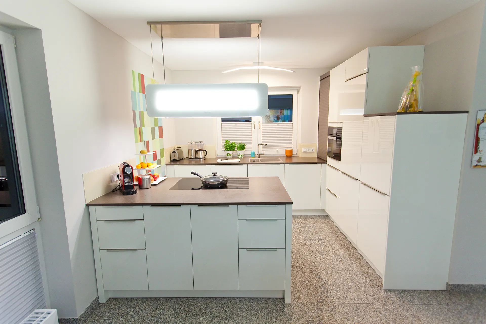 Designküche in Weiß – Küchenblock mit Granit-Arbeitsplatte