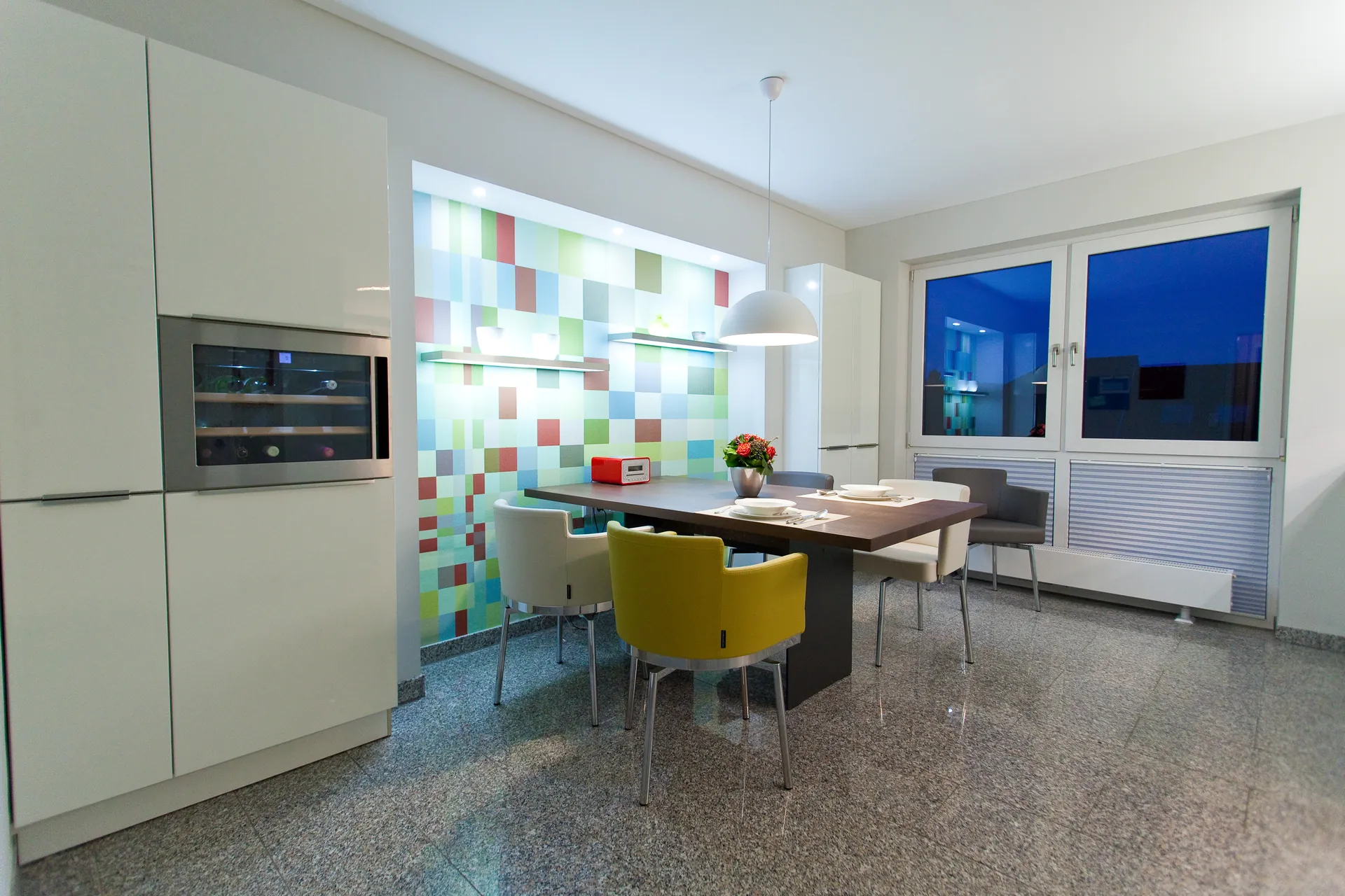 Designküche in Weiß – Küchenblock mit Granit-Arbeitsplatte