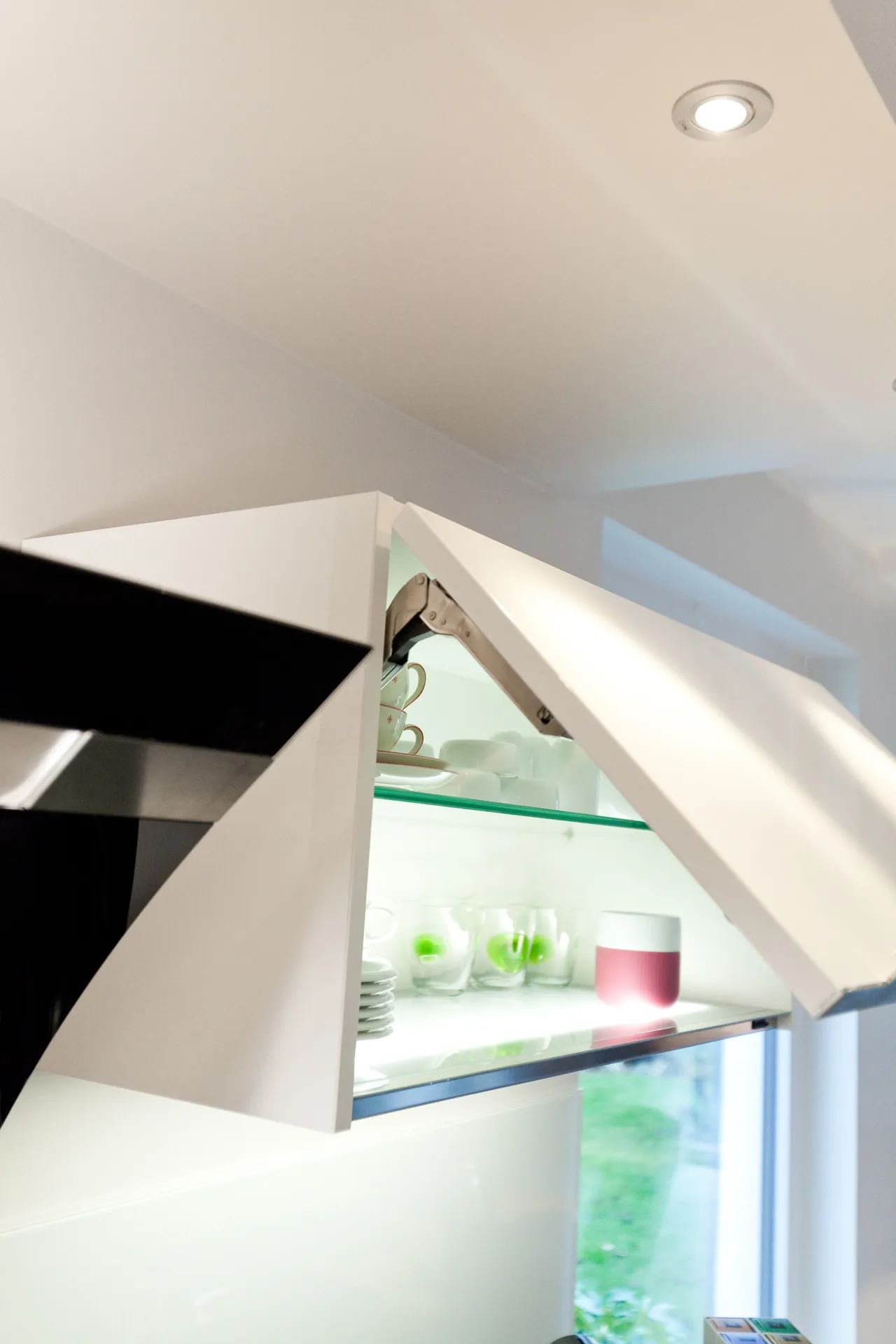 Designküche – Zeitlose Häcker Küche in Weiß mit Granit-Arbeitsplatte