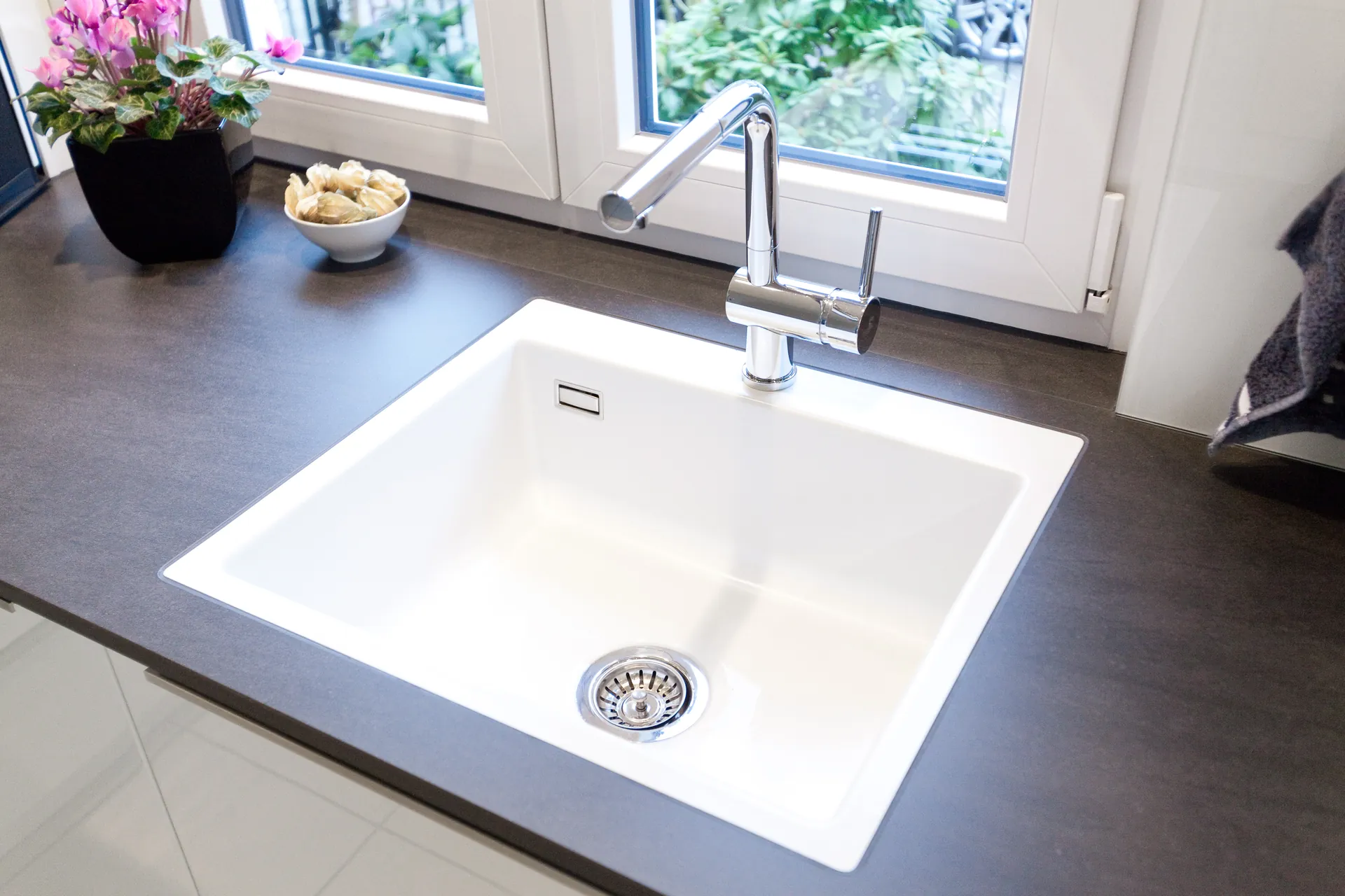 Designküche – Zeitlose Häcker Küche in Weiß mit Granit-Arbeitsplatte