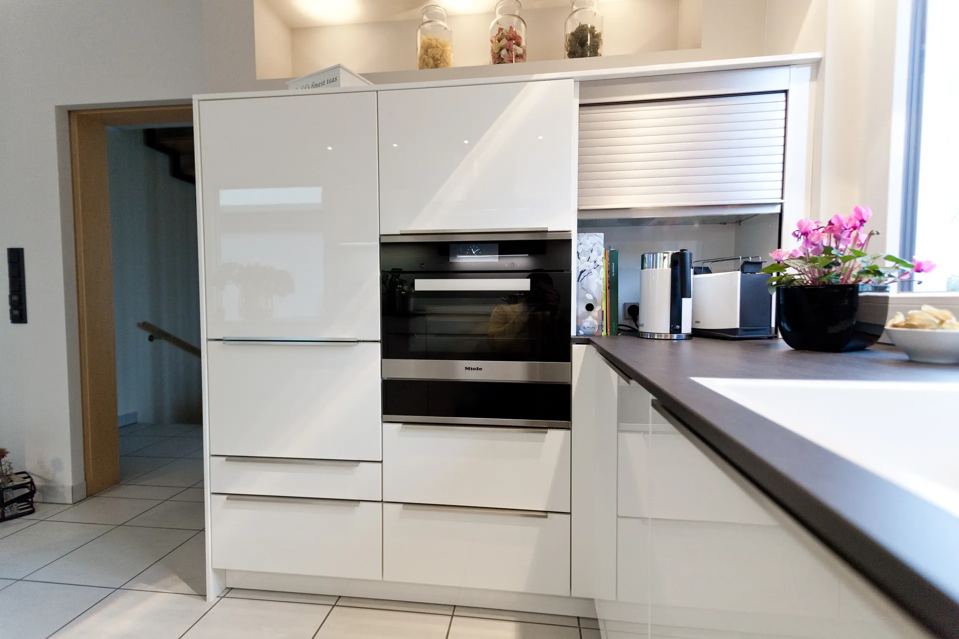 Designküche – Zeitlose Häcker Küche in Weiß mit Granit-Arbeitsplatte