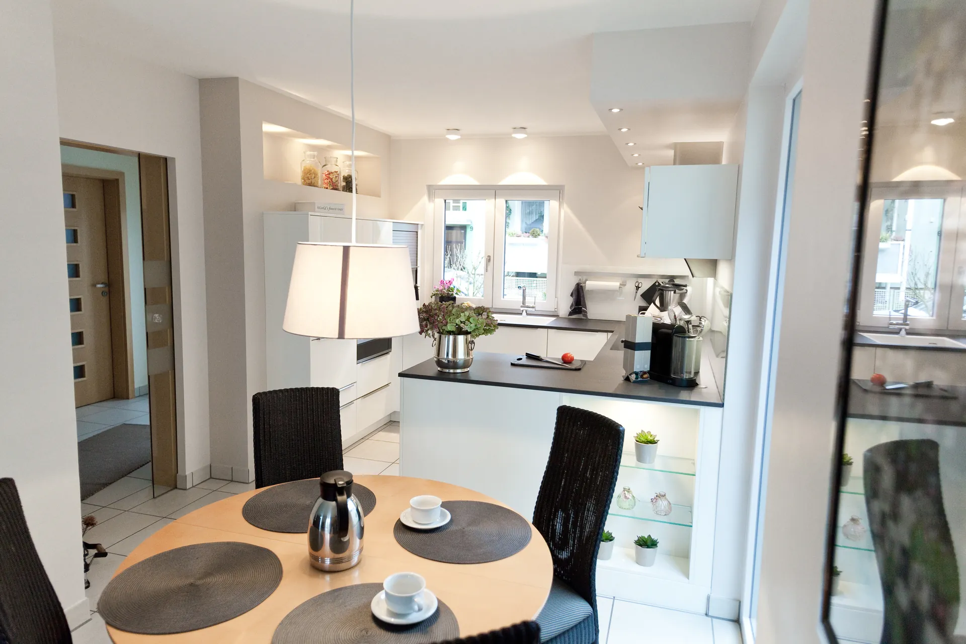 Designküche – Zeitlose Häcker Küche in Weiß mit Granit-Arbeitsplatte