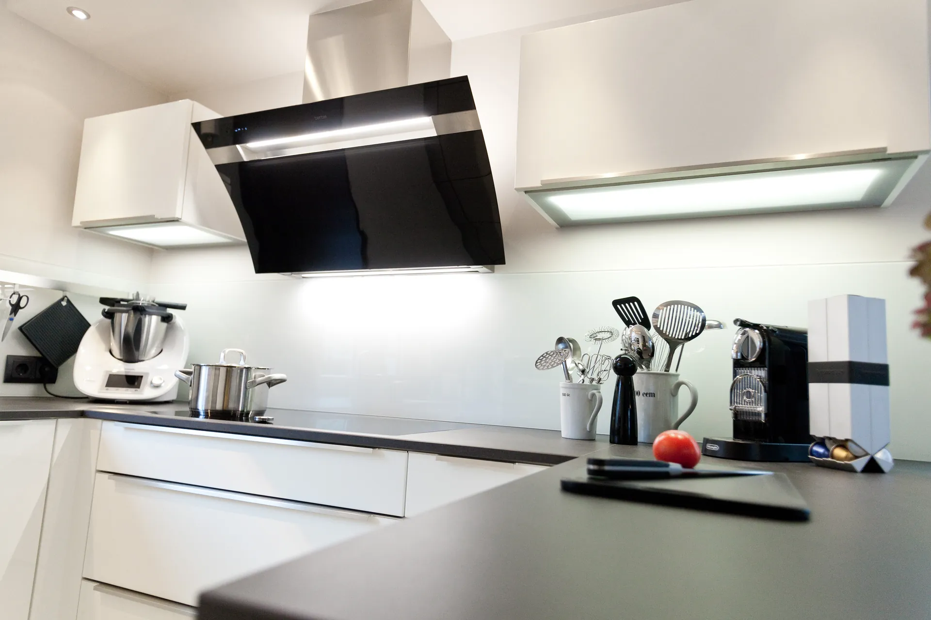 Designküche – Zeitlose Häcker Küche in Weiß mit Granit-Arbeitsplatte