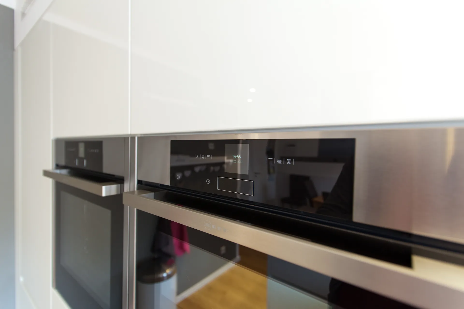 Designküche – Granit-Arbeitsplatte auf moderner weißer Küche