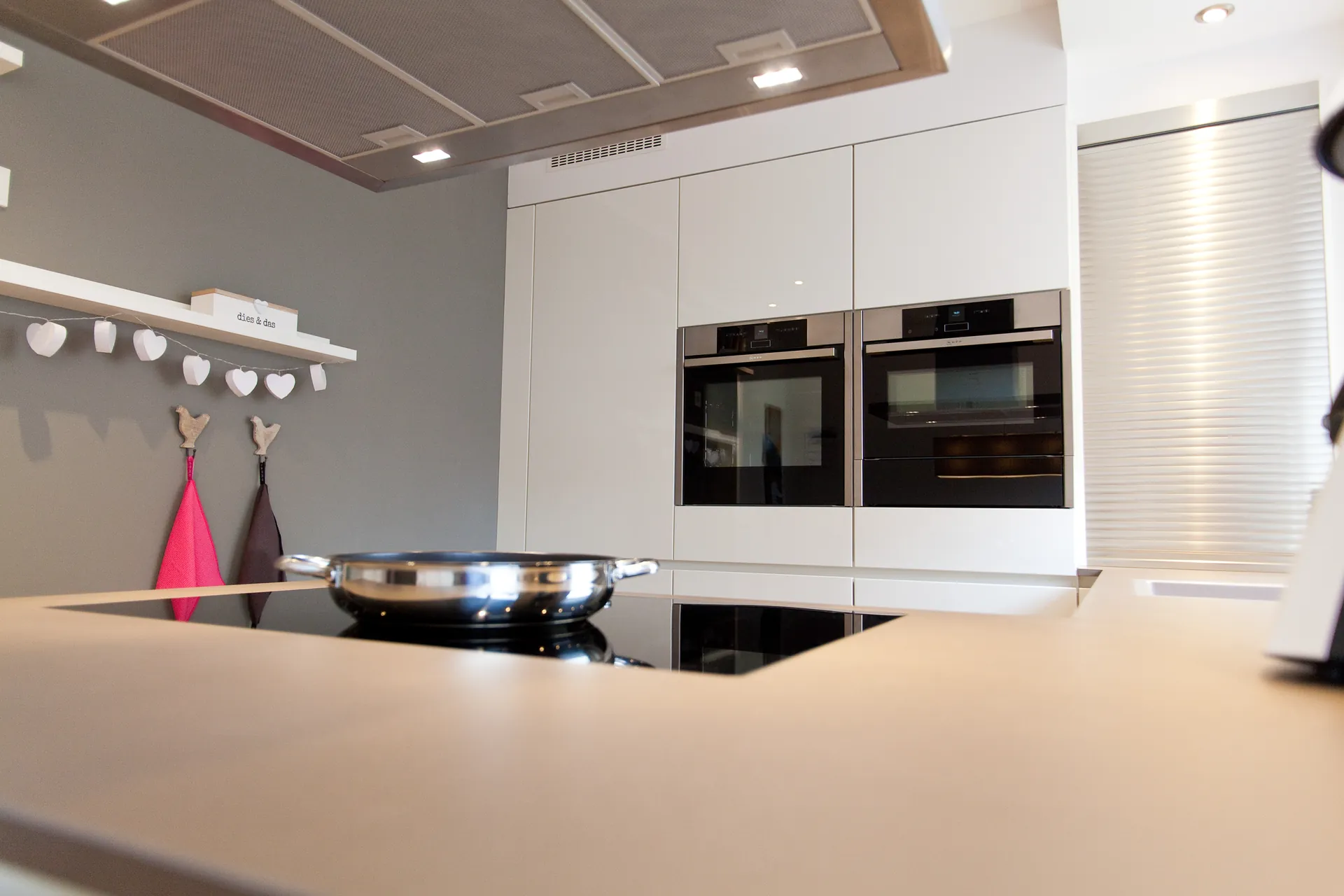 Designküche – Granit-Arbeitsplatte auf moderner weißer Küche