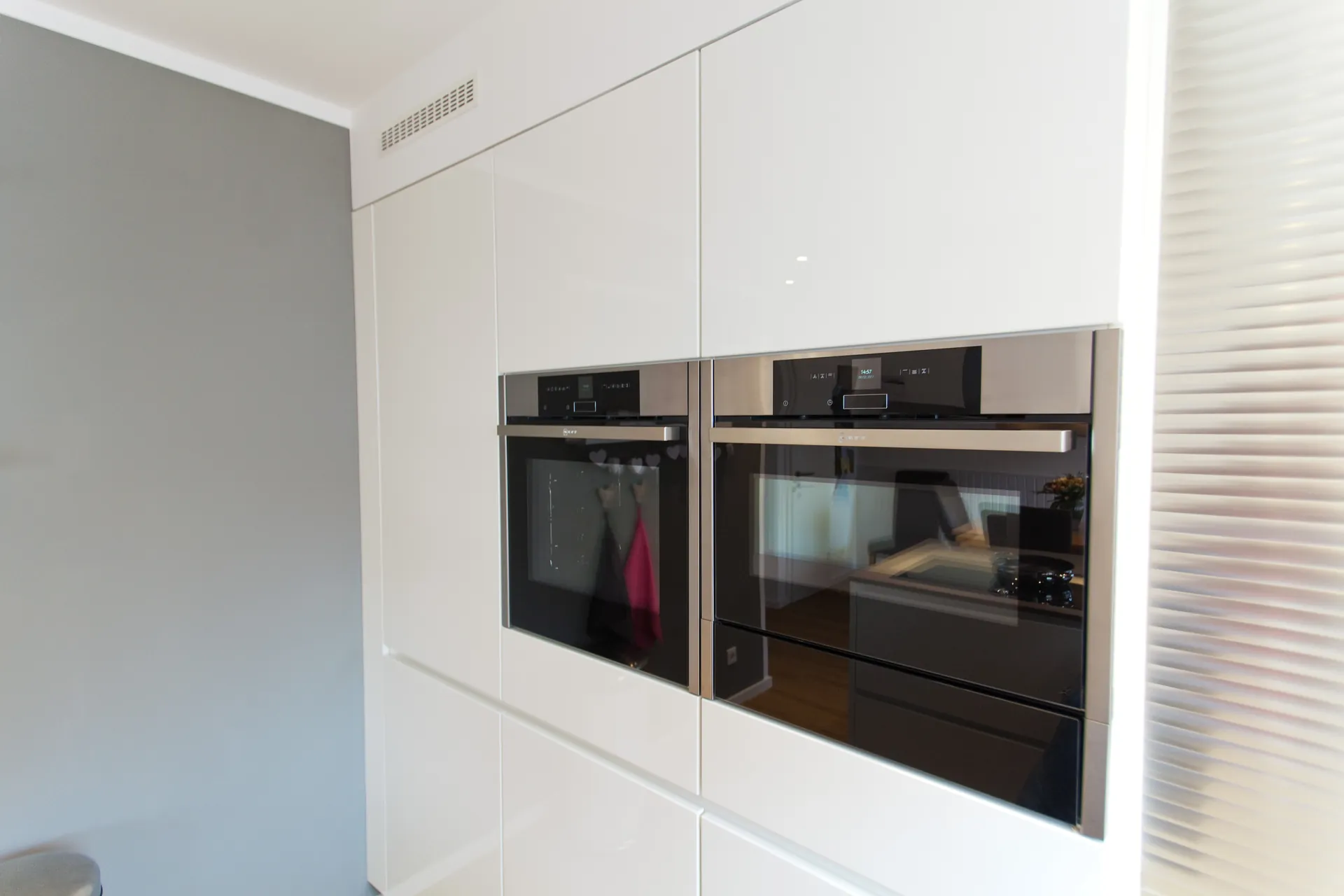 Designküche – Granit-Arbeitsplatte auf moderner weißer Küche