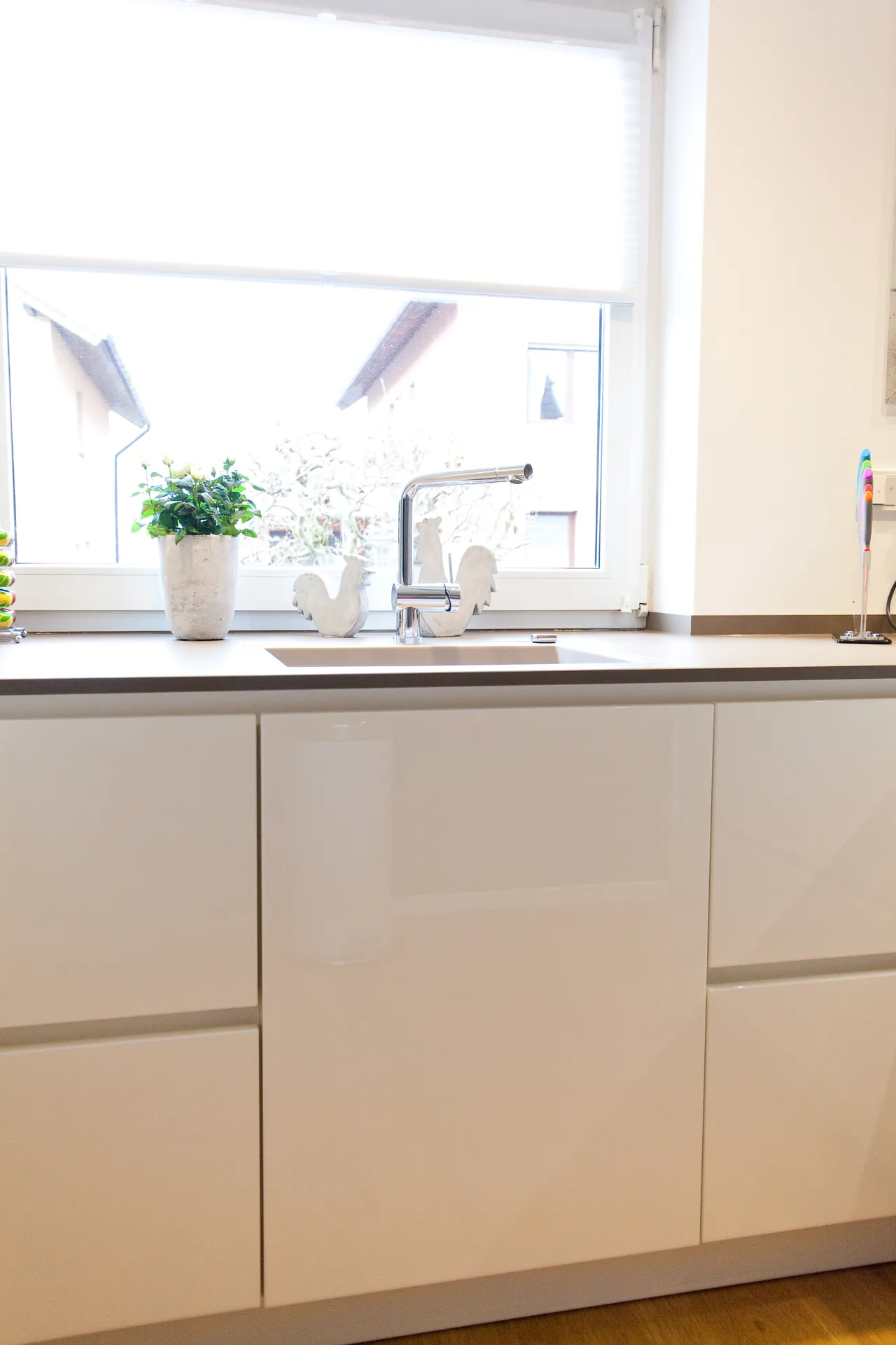 Designküche – Granit-Arbeitsplatte auf moderner weißer Küche