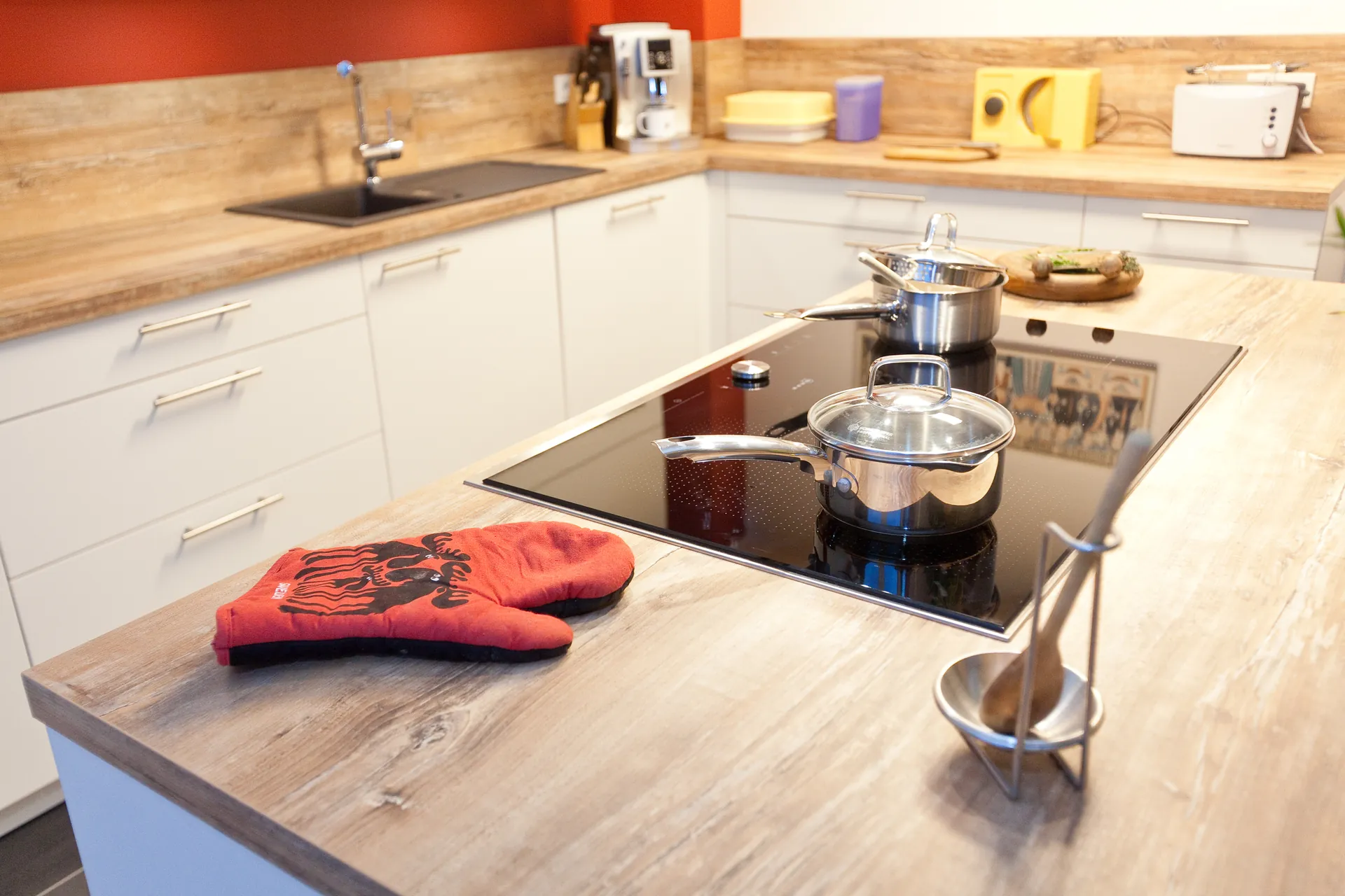 Designküche mit Kochinsel – Weiße Holzküche mit viel Stauraum