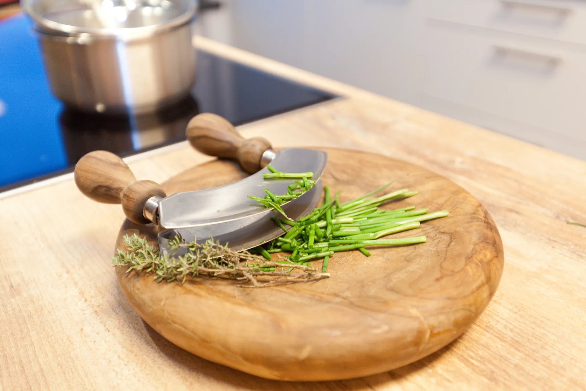 Designküche mit Kochinsel – Weiße Holzküche mit viel Stauraum