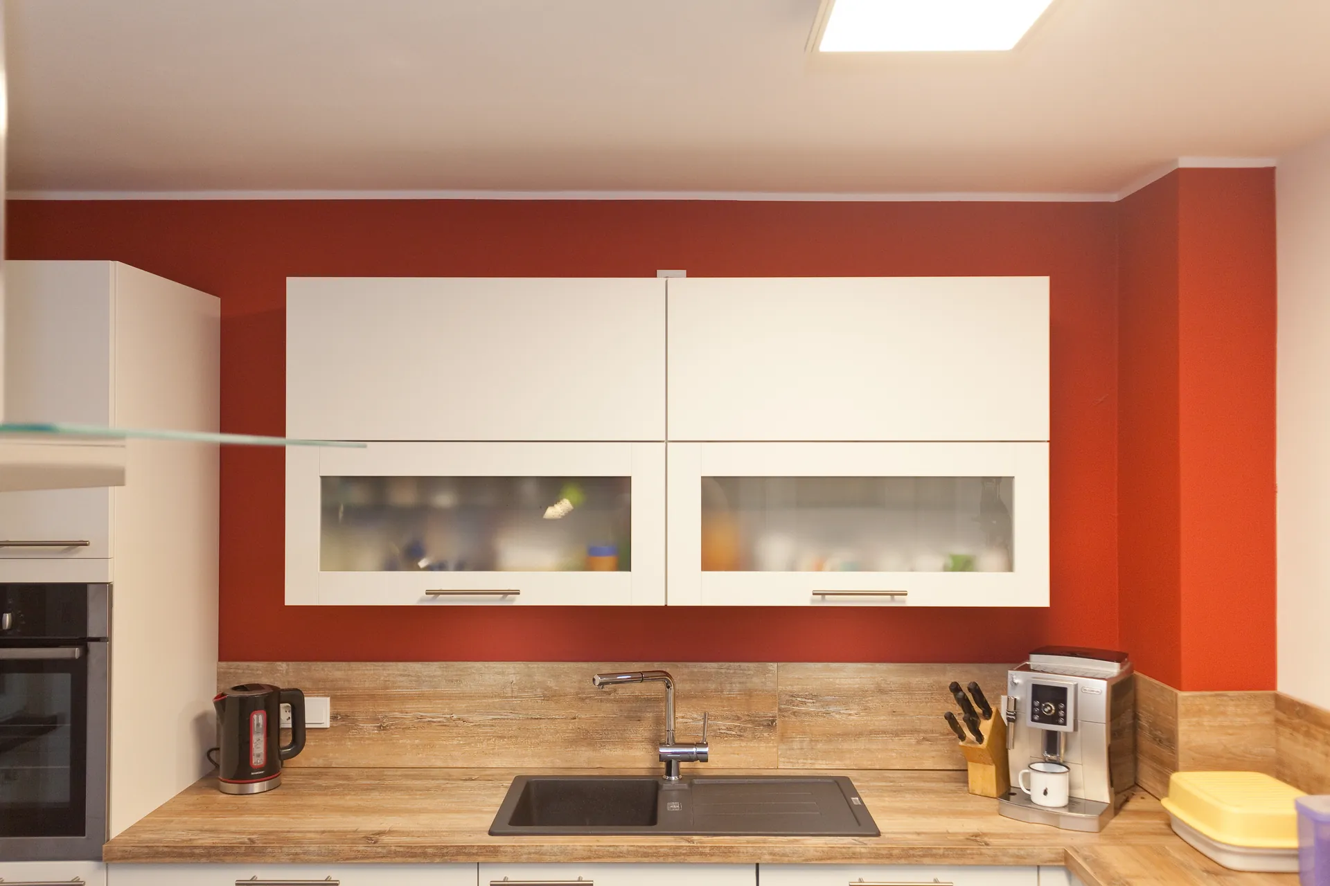 Designküche mit Kochinsel – Weiße Holzküche mit viel Stauraum