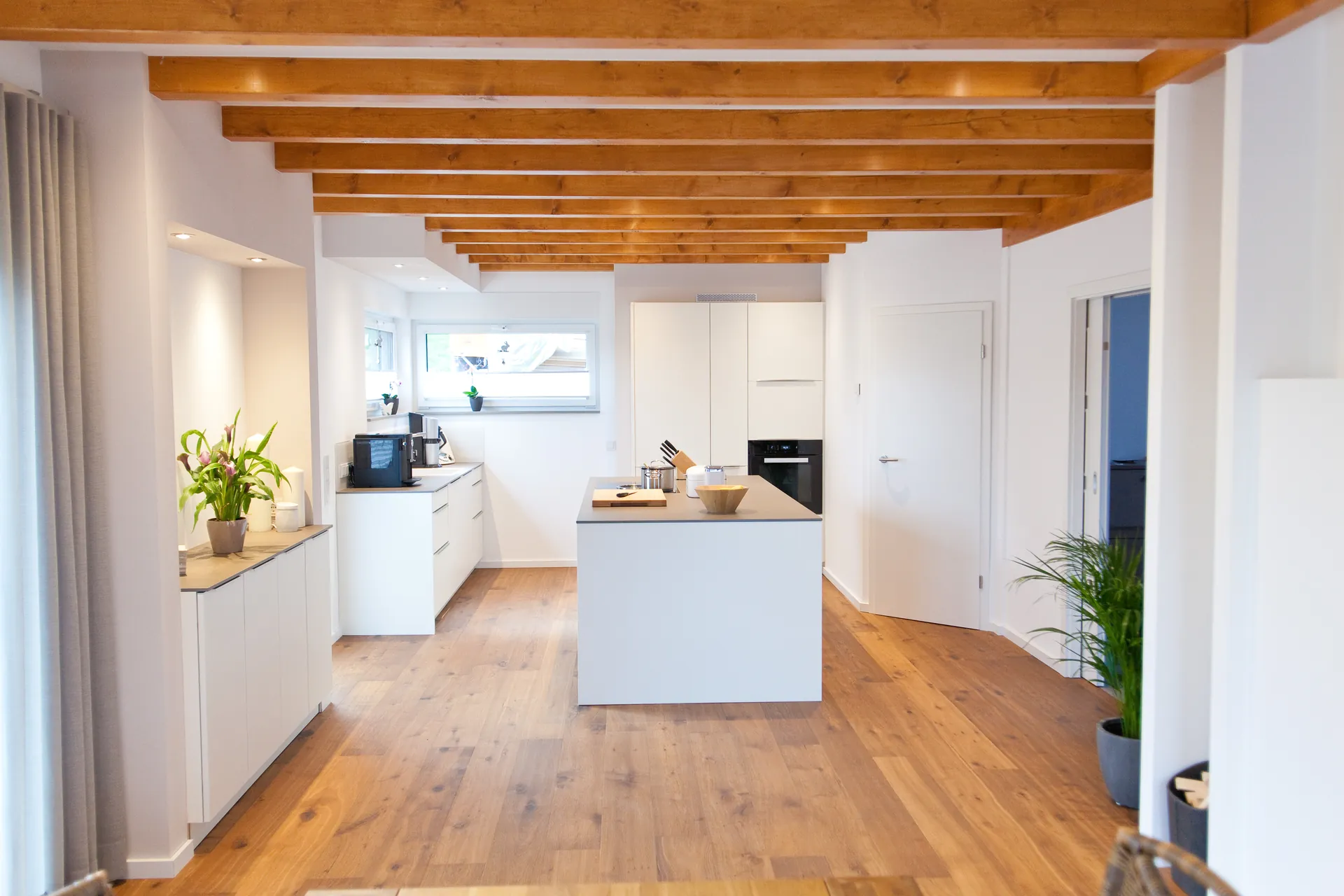 Designküche – Moderne weiße Küche im Landhausstil interpretiert