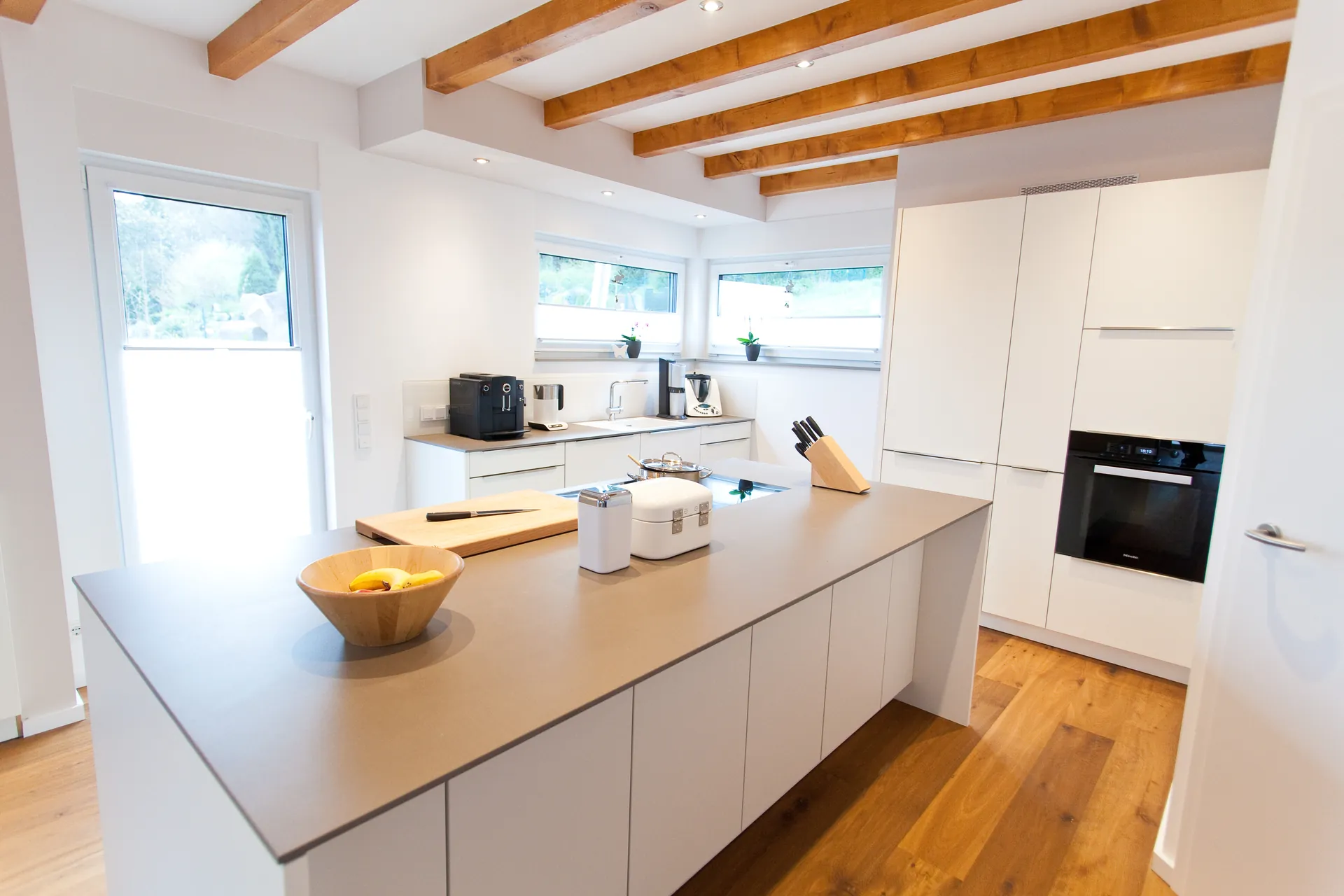 Designküche – Moderne weiße Küche im Landhausstil interpretiert