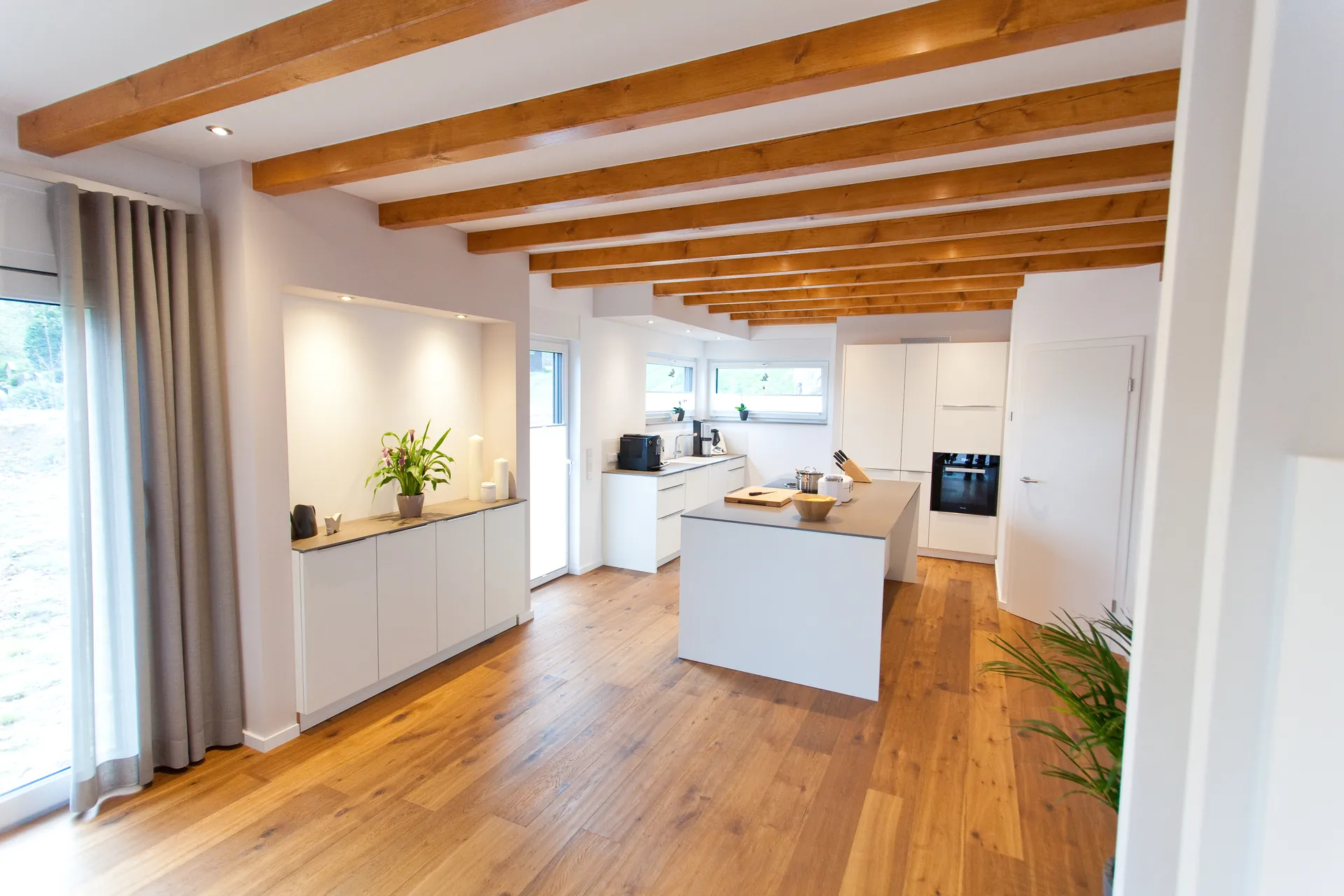 Designküche – Moderne weiße Küche im Landhausstil interpretiert
