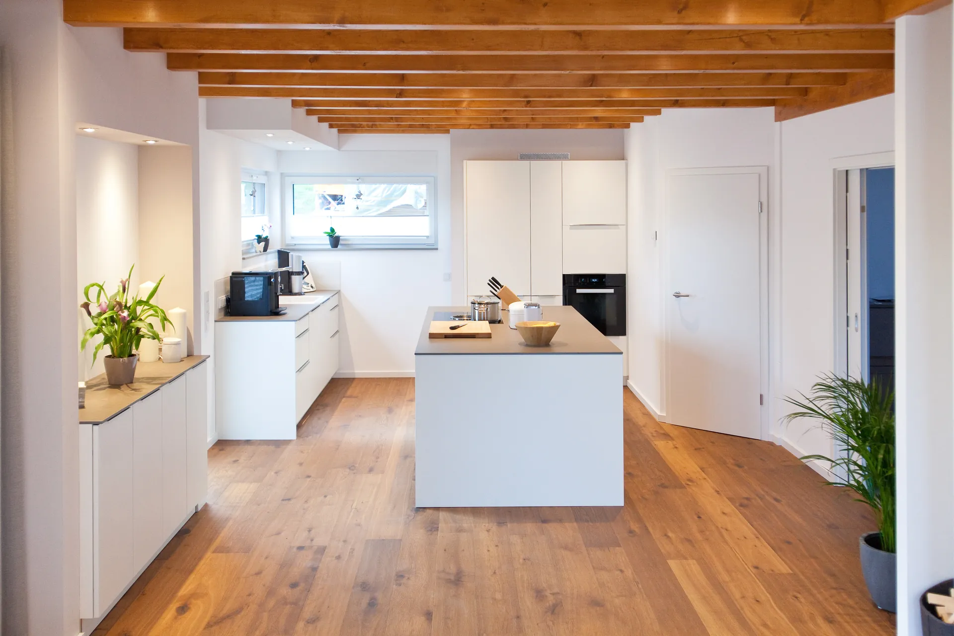 Designküche – Moderne weiße Küche im Landhausstil interpretiert