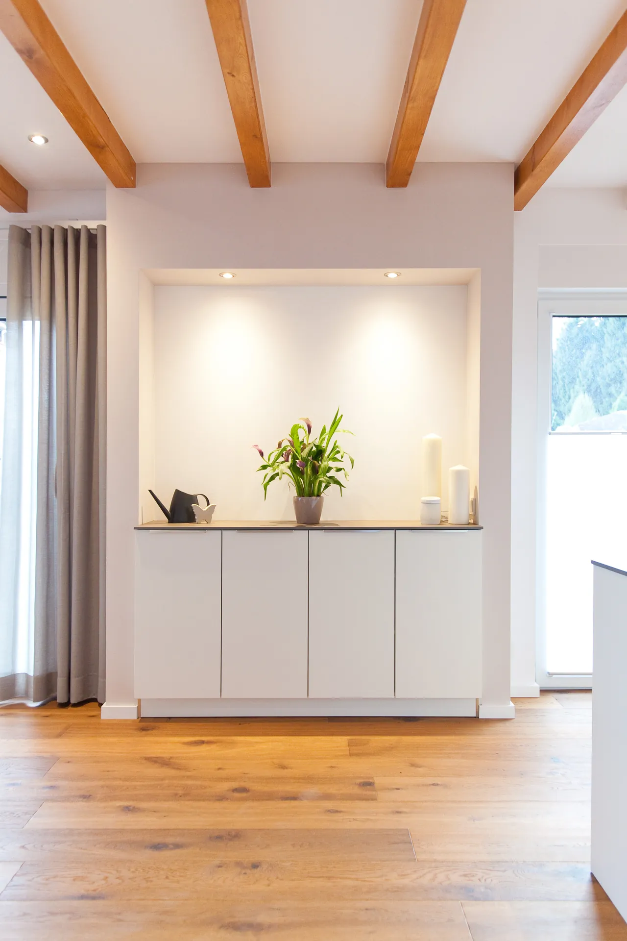 Designküche – Moderne weiße Küche im Landhausstil interpretiert