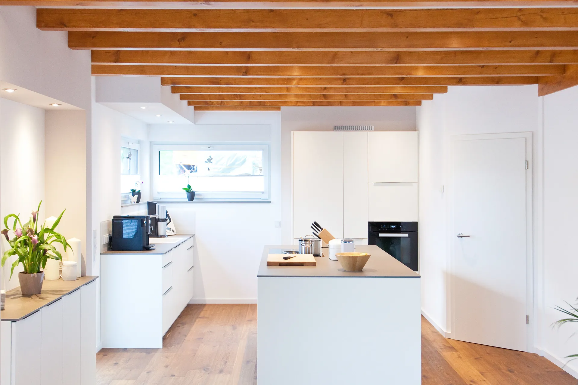 Designküche – Moderne weiße Küche im Landhausstil interpretiert