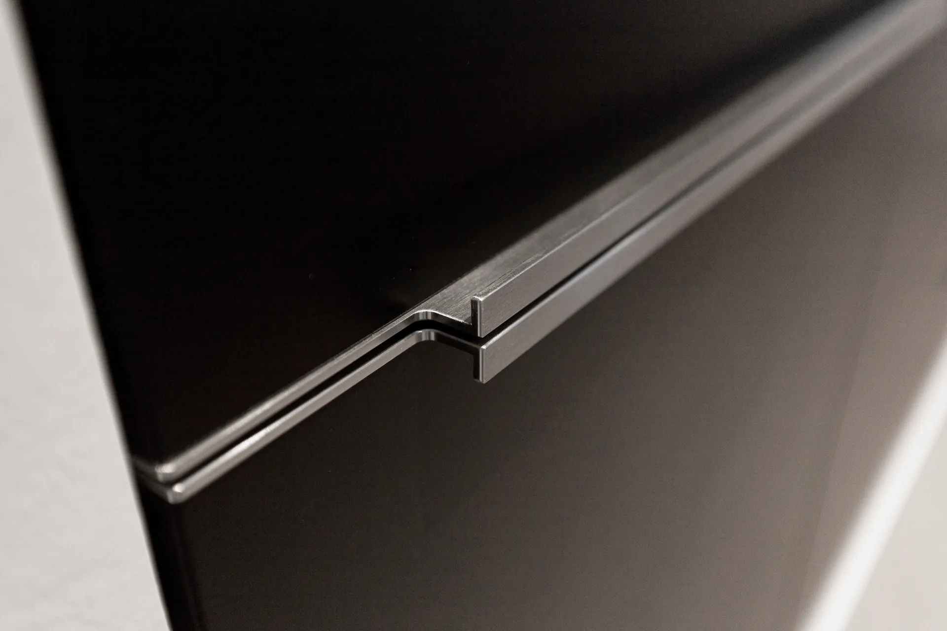 Designküche in Schwarz – Zeitlose Grauwacke Küche mit Bora Technik