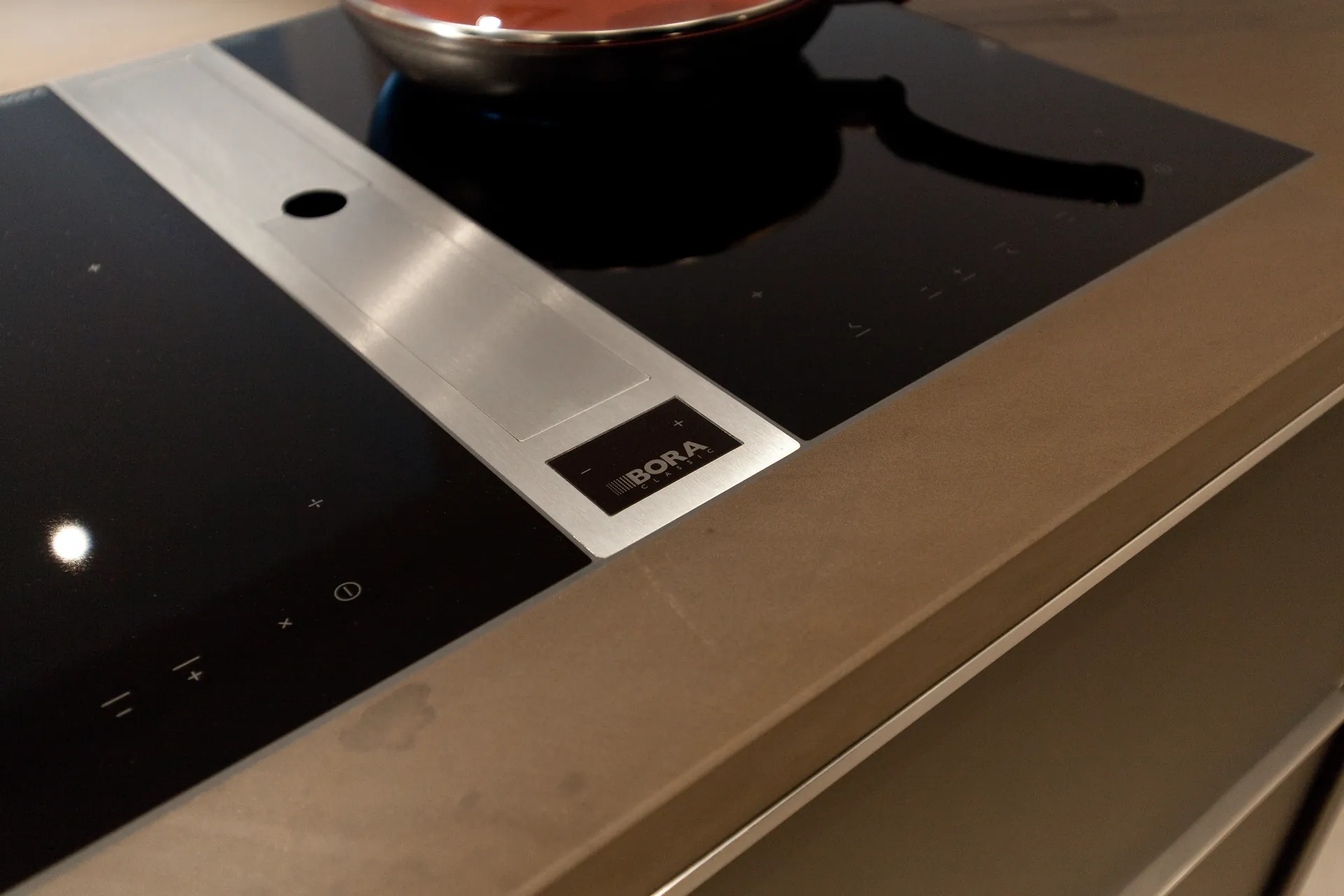 Designküche in Schwarz – Zeitlose Grauwacke Küche mit Bora Technik