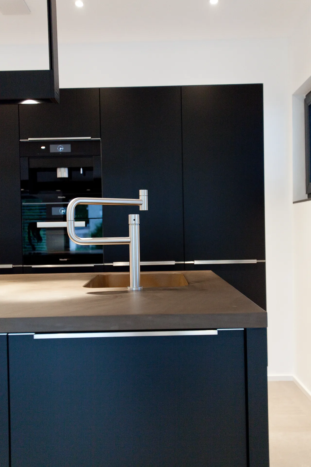 Designküche in Schwarz – Zeitlose Grauwacke Küche mit Bora Technik
