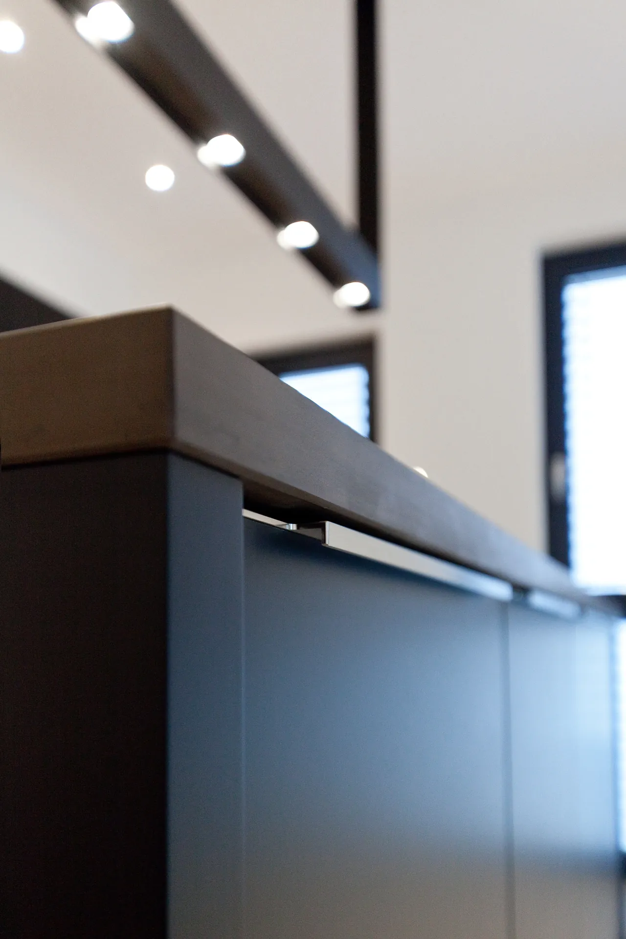 Designküche in Schwarz – Zeitlose Grauwacke Küche mit Bora Technik
