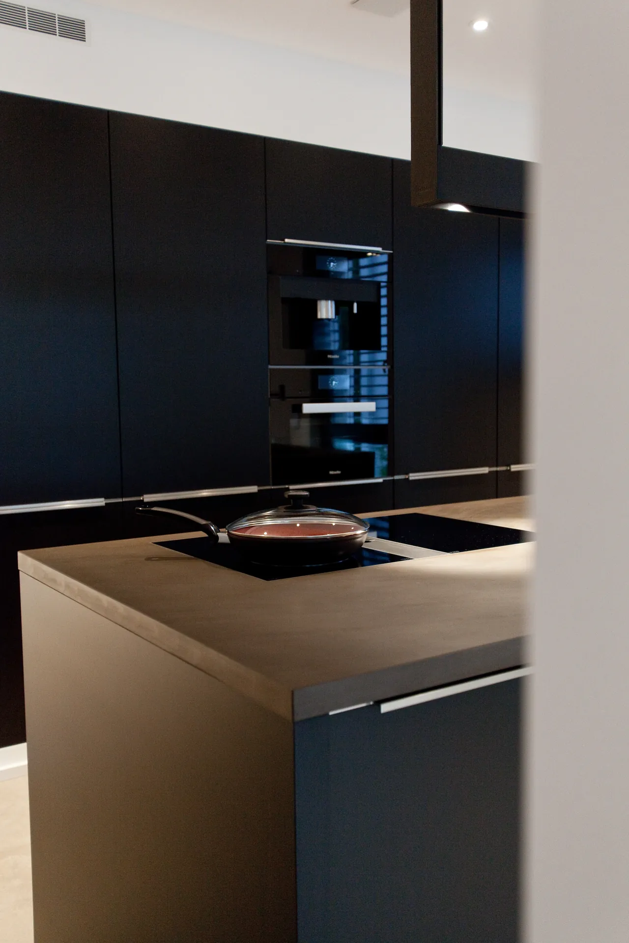 Designküche in Schwarz – Zeitlose Grauwacke Küche mit Bora Technik