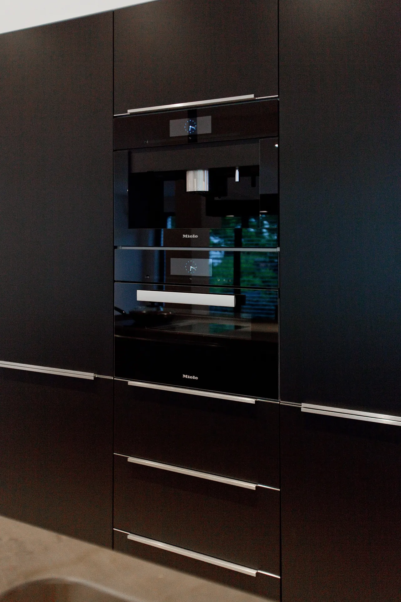 Designküche in Schwarz – Zeitlose Grauwacke Küche mit Bora Technik