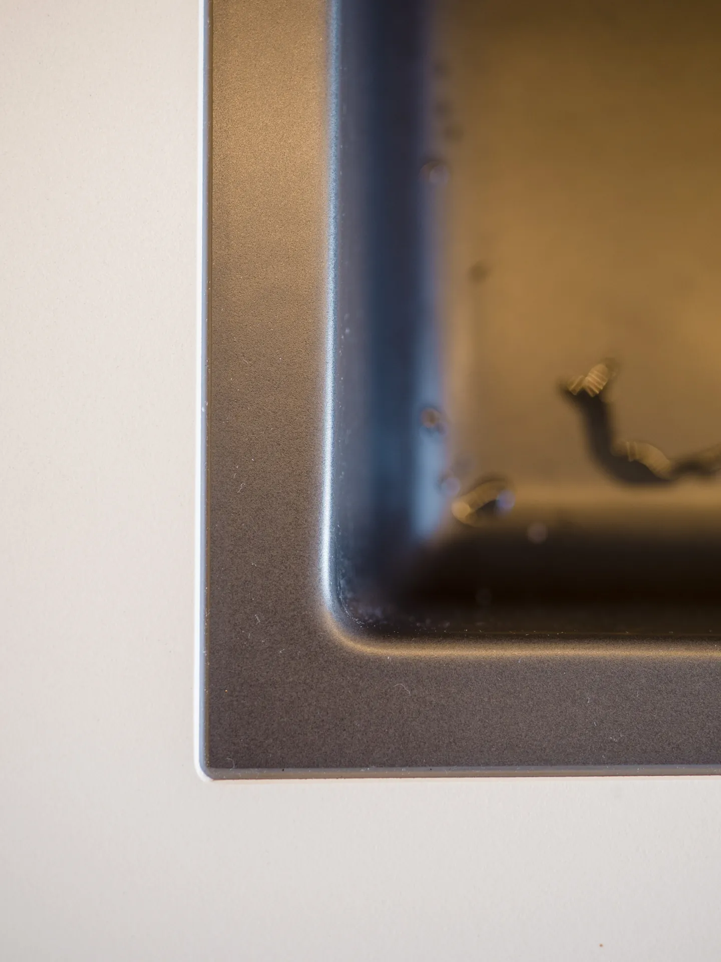 Designküche in Schwarz-Weiß – Grifflose Wohnküche modern umgesetzt